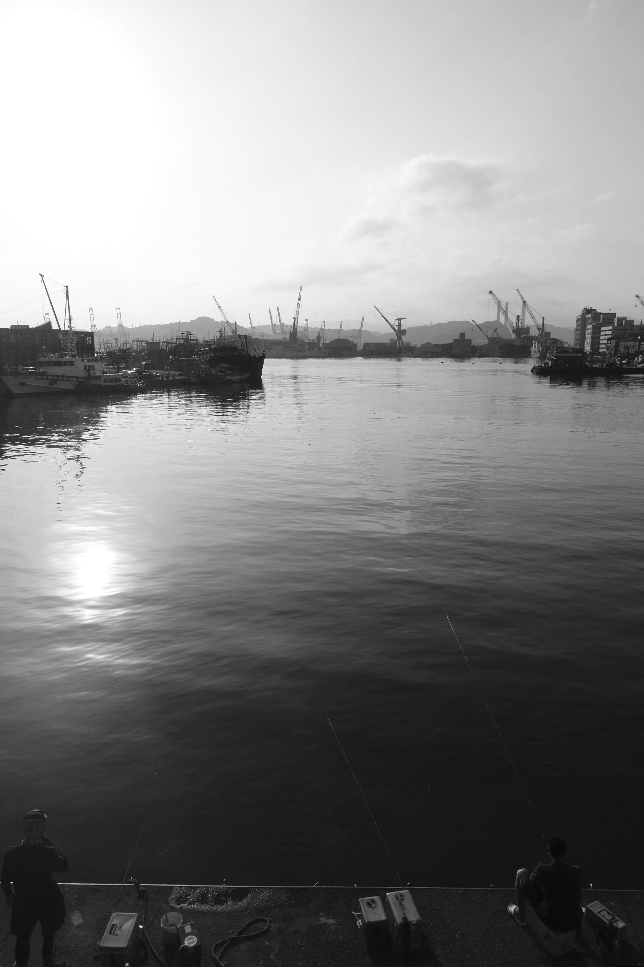 Sony DSC-RX100M + Minolta AF 28-85mm F3.5-4.5 New sample photo. Keelung harbor with fisherman photography