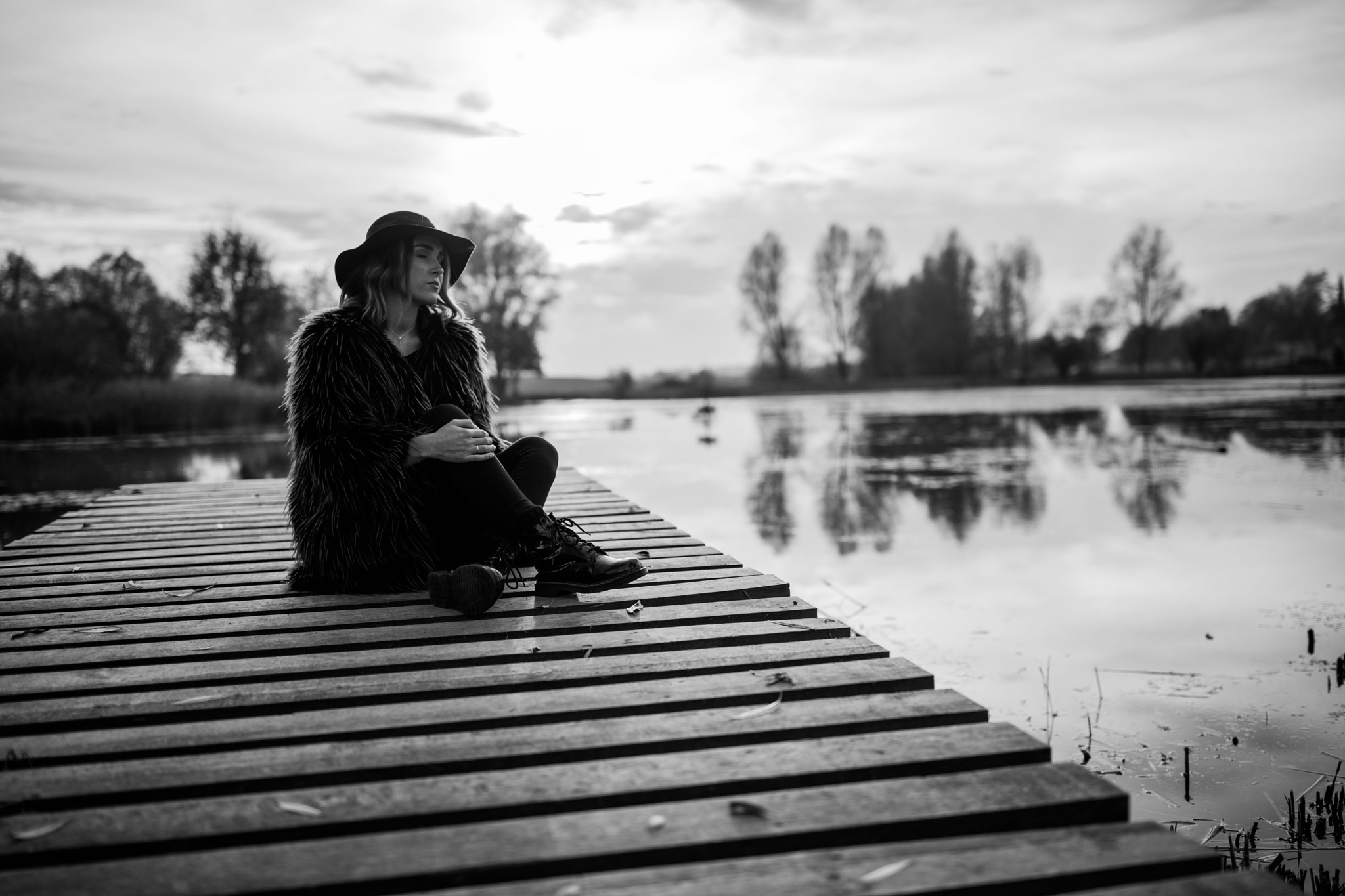 Canon EF 35mm F1.4L II USM sample photo. Lonely girl photography