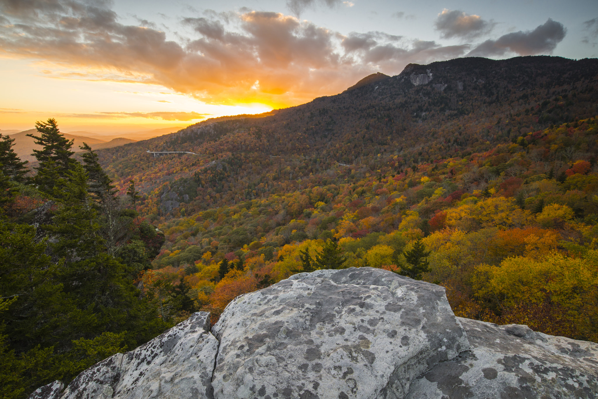 Nikon AF-S Nikkor 18-35mm F3.5-4.5G ED sample photo. Sunset in autumn on grandfather mountain photography