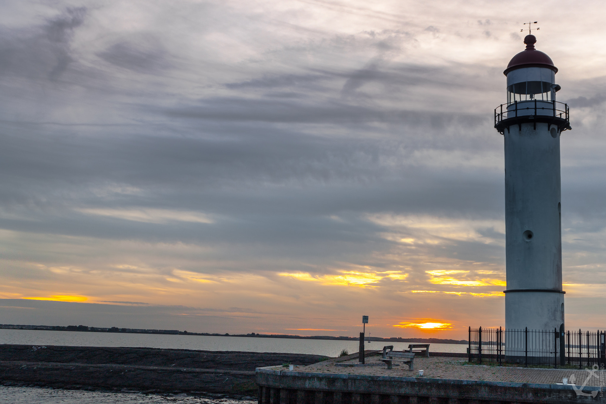 Canon EOS 500D (EOS Rebel T1i / EOS Kiss X3) + Canon EF 28-80mm f/3.5-5.6 USM sample photo. Lighthouse at hellevoetsluis harbor photography