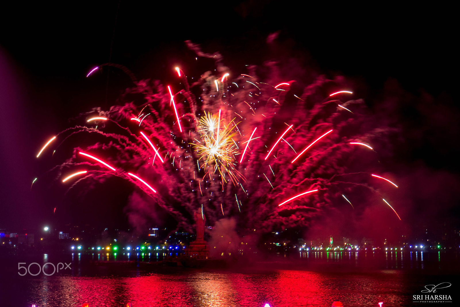 Canon EF 16-35mm F4L IS USM sample photo. Fireworks.jpg photography