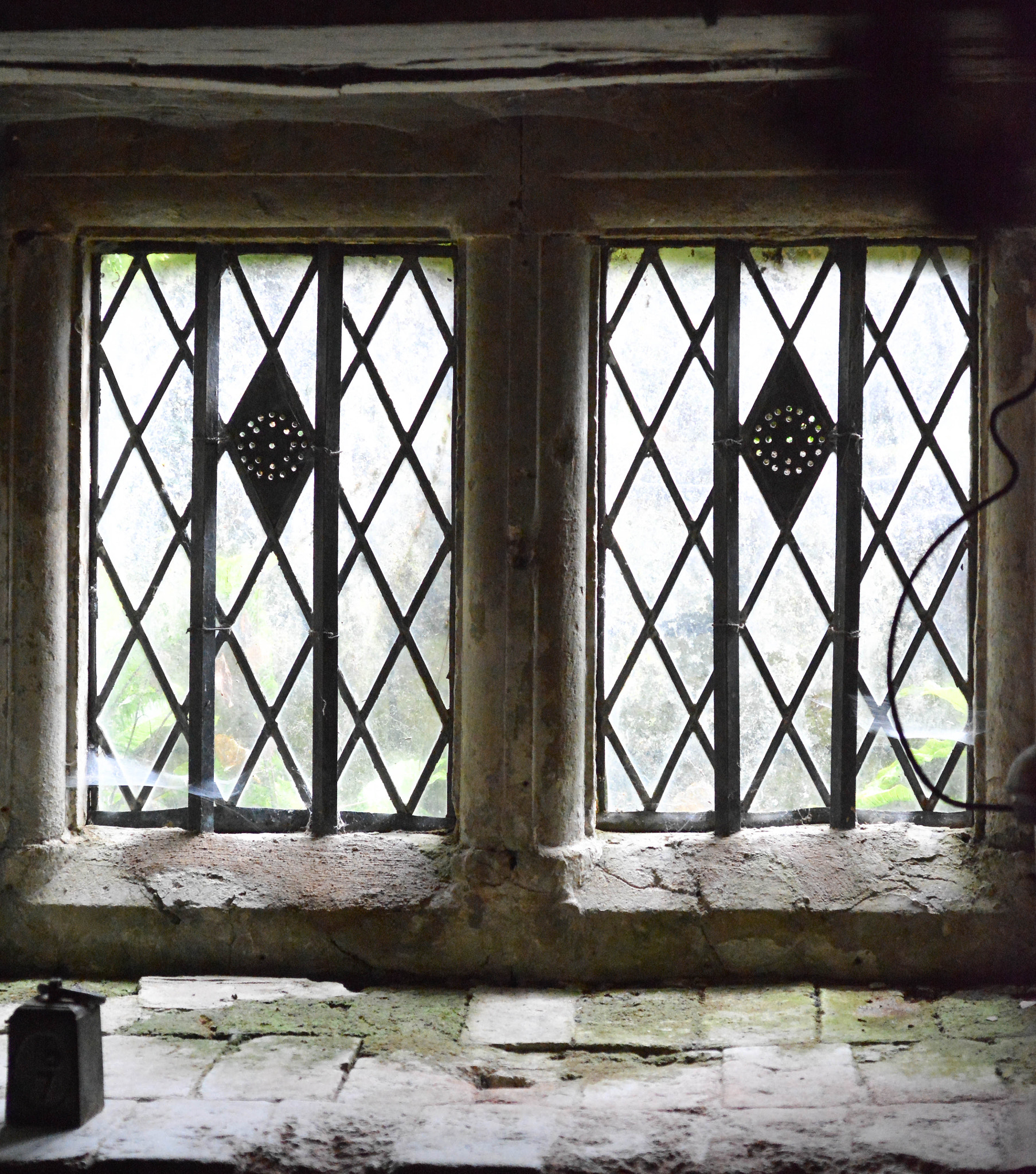 Nikon D7100 + Nikon AF Micro-Nikkor 60mm F2.8D sample photo. Small leaded window photography