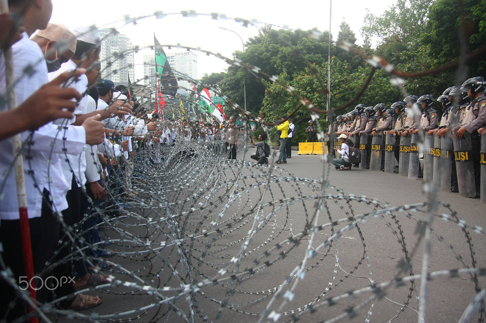 Tamron SP AF 17-50mm F2.8 XR Di II LD Aspherical (IF) sample photo. Muslims demonstration jakarta 4 nov 2016 photography