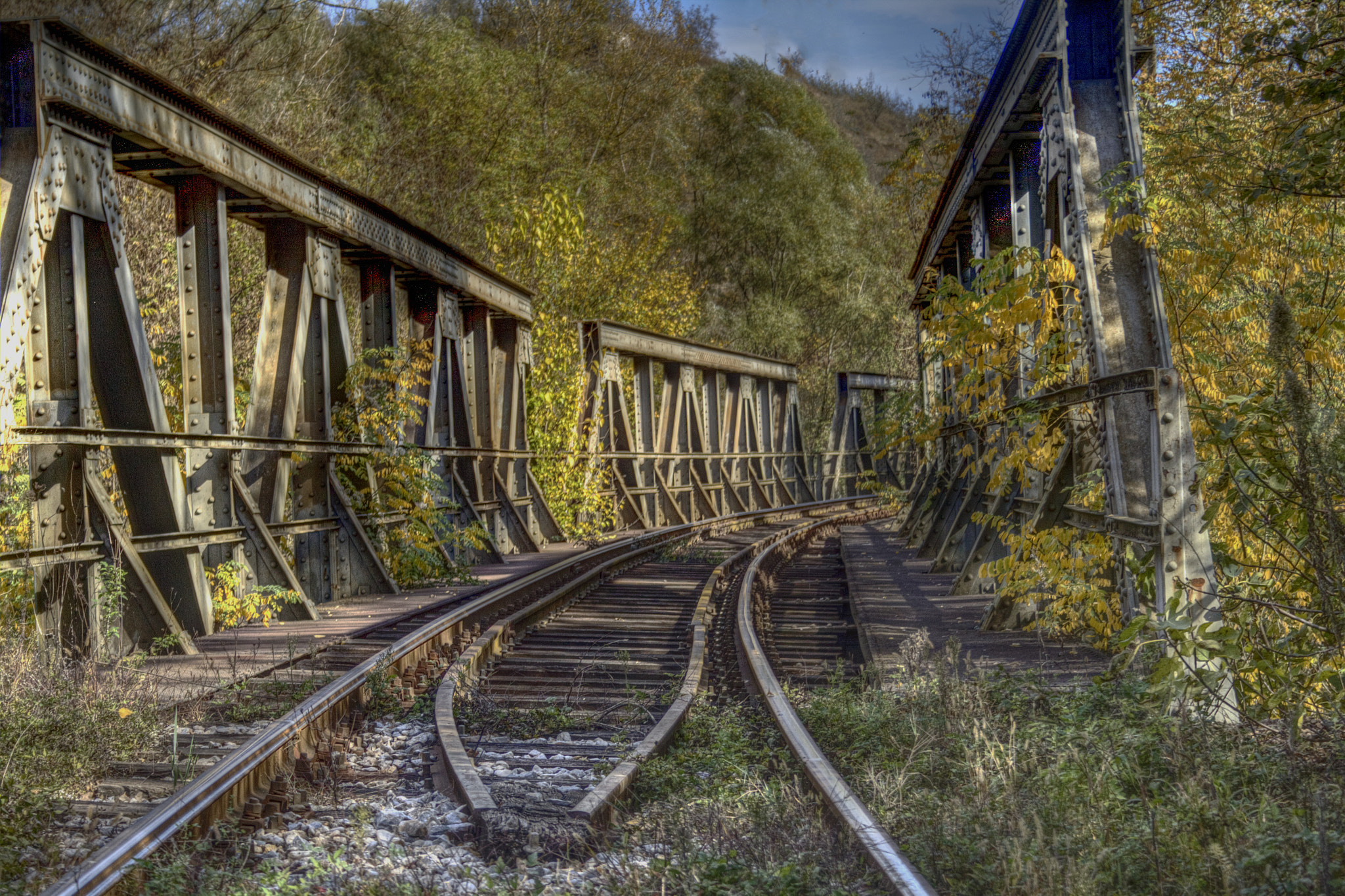 Canon EF-S 18-55mm F3.5-5.6 II sample photo. Railway bridge photography