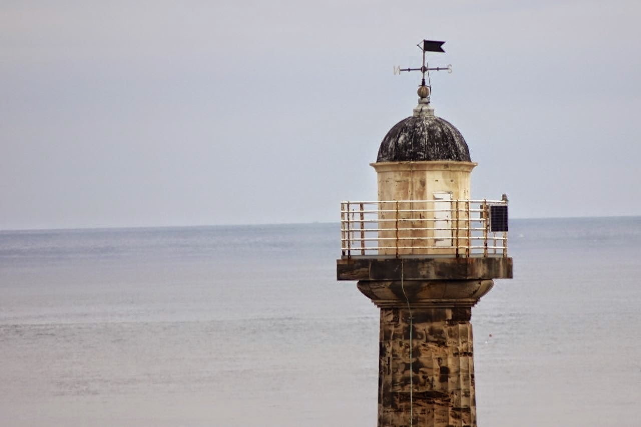 Canon EOS 550D (EOS Rebel T2i / EOS Kiss X4) + Tamron AF 70-300mm F4-5.6 Di LD Macro sample photo. Lighthouse at whitby photography