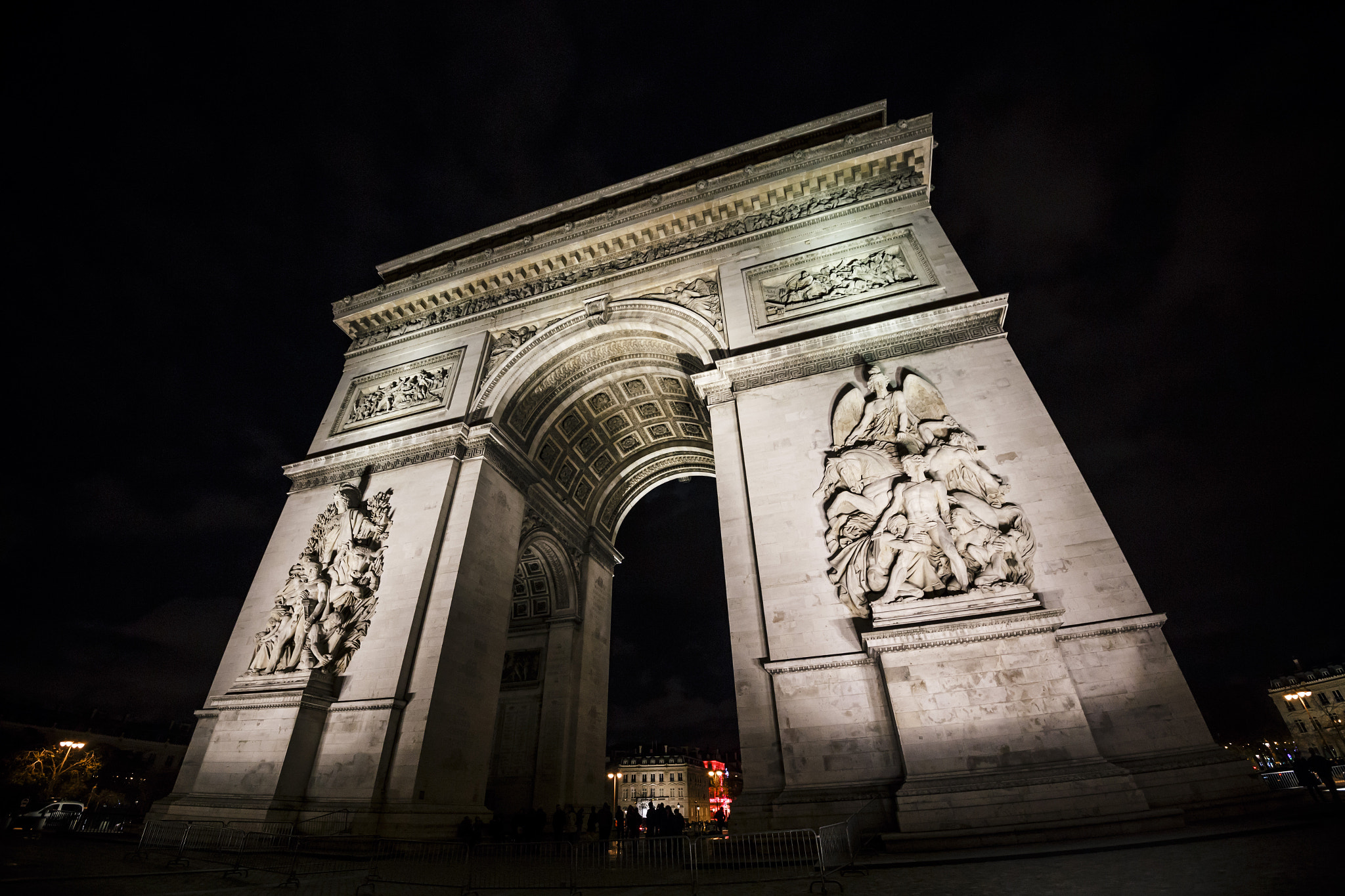 Canon EOS 6D + Sigma 12-24mm F4.5-5.6 II DG HSM sample photo. Arc de triomphe - in the dark photography