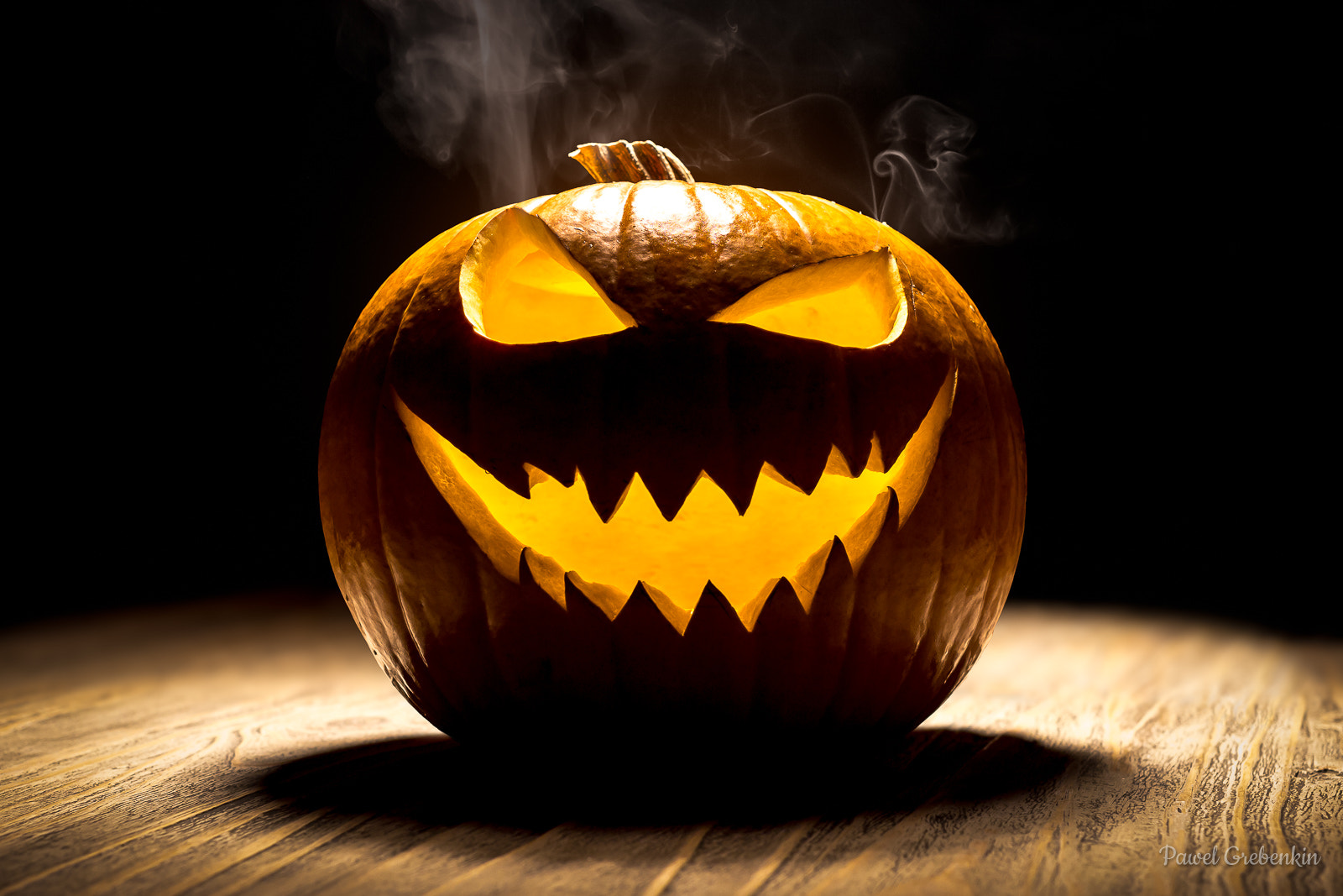 Canon EOS 700D (EOS Rebel T5i / EOS Kiss X7i) + Canon EF 40mm F2.8 STM sample photo. Smiling pumpkin with smoke photography