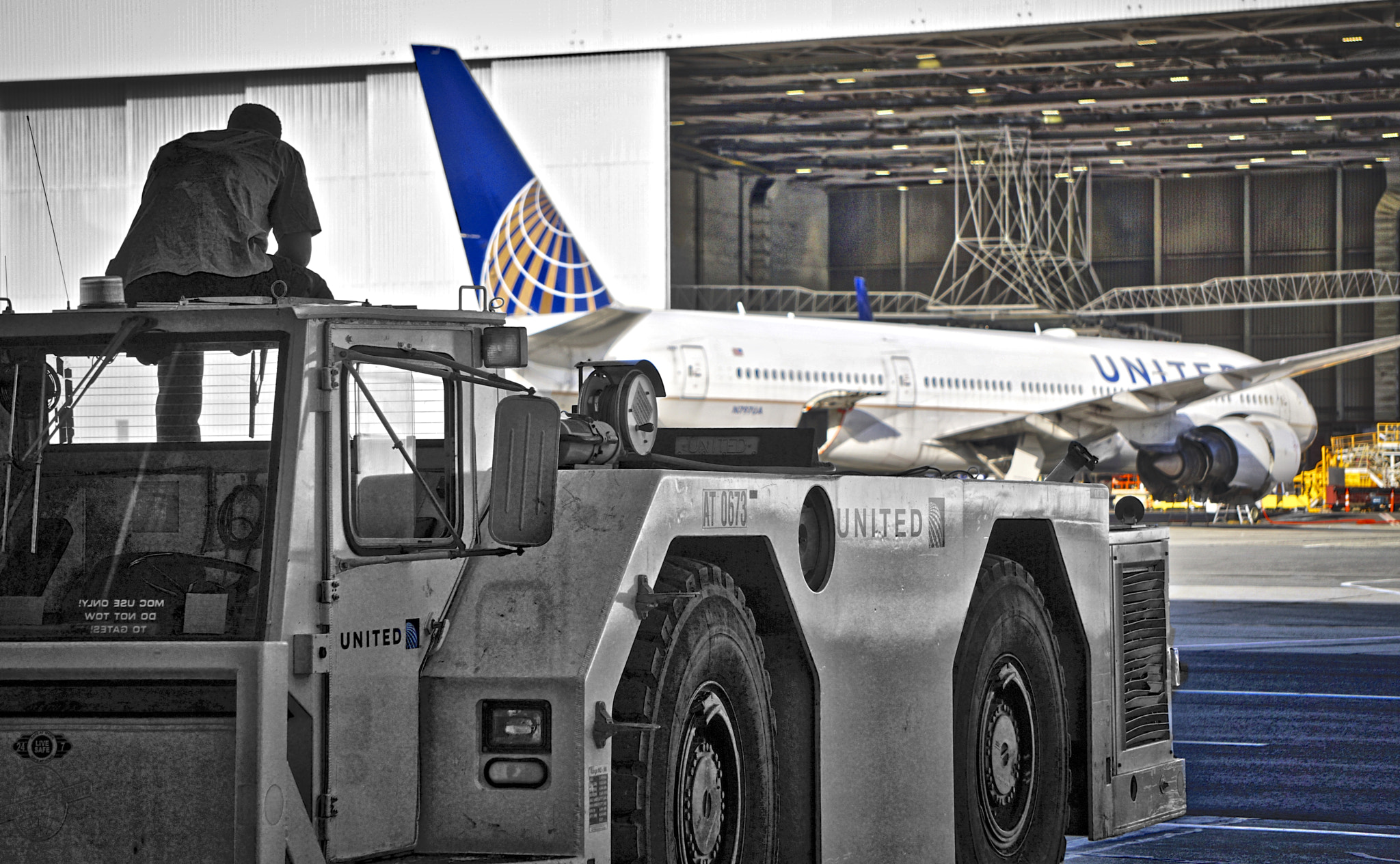 Sony FE 24-240mm F3.5-6.3 OSS sample photo. United airlines tug. break-time. san francisco. 2016. photography