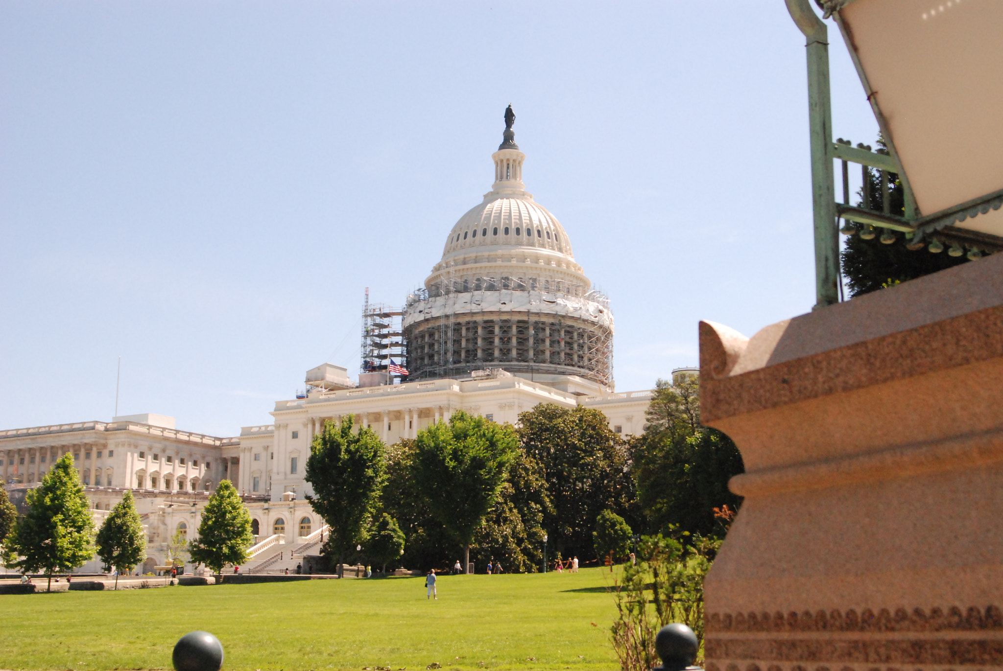 AF Zoom-Nikkor 24-50mm f/3.3-4.5 sample photo. Outer part of the white house photography