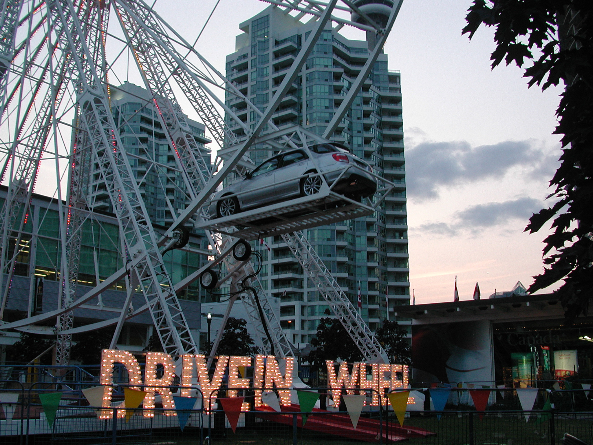 Nikon E990 sample photo. Drive on ferris wheel, toronto july 2004 photography