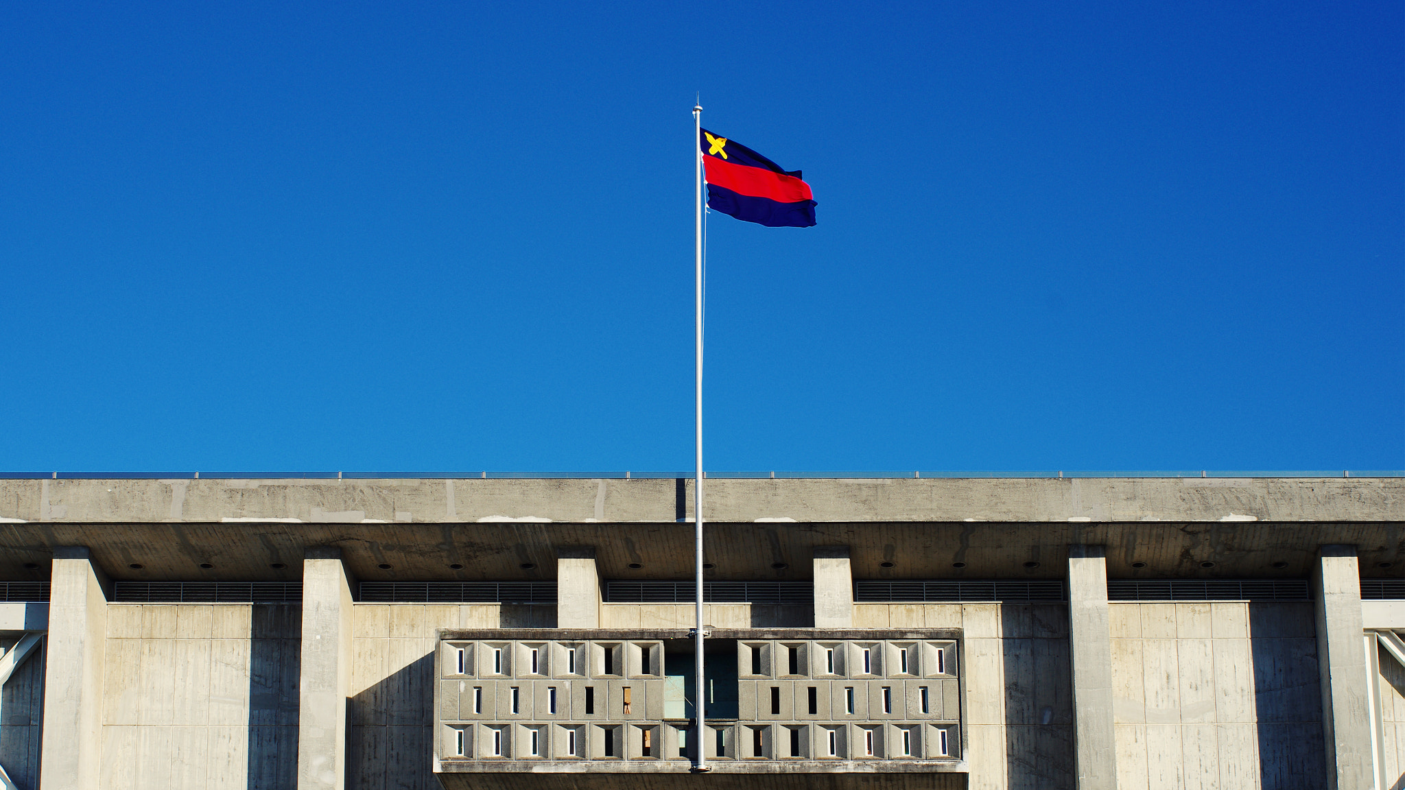 Pentax K-5 II + Pentax smc FA 43mm F1.9 Limited sample photo. Flag of keio photography