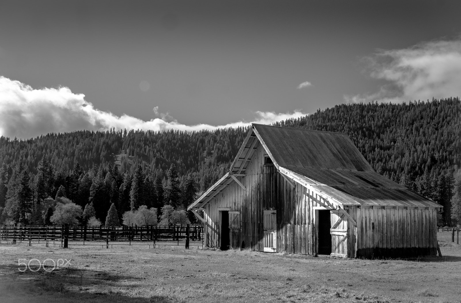 Panasonic Lumix DMC-GH4 sample photo. B&w barn photography
