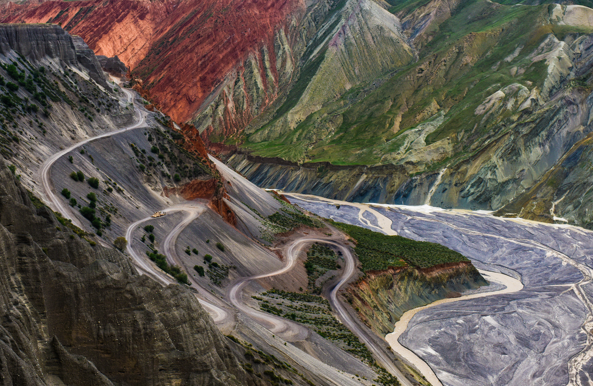 Nikon D810 + Nikon AF-S Nikkor 35mm F1.4G sample photo. Winding road and river红山大峡谷道路河流 photography
