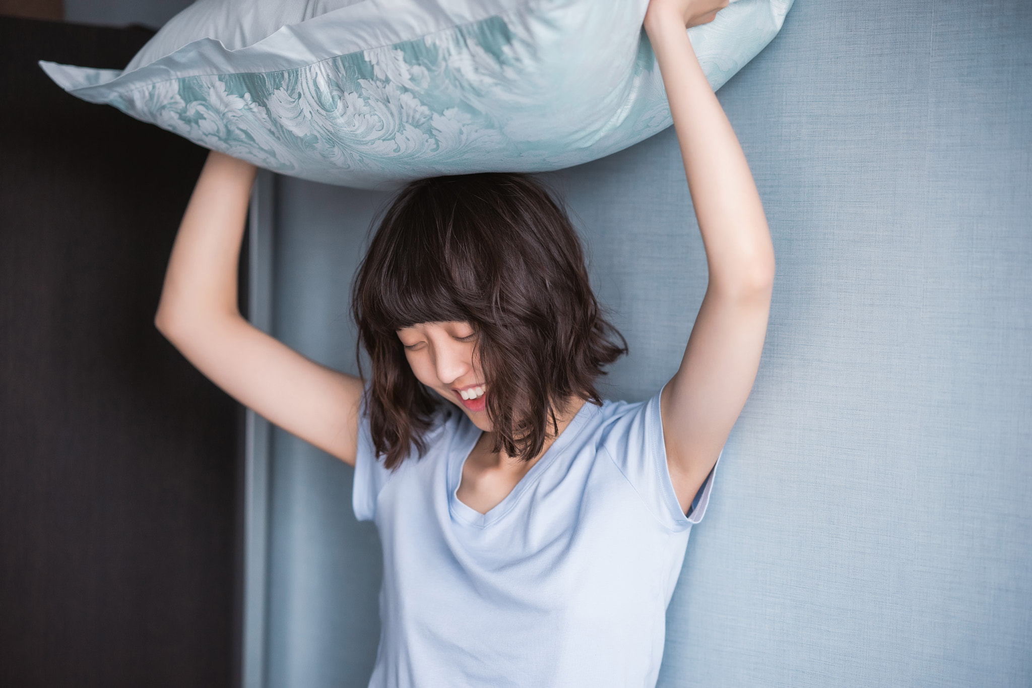 Sony a7 + Sony FE 85mm F1.4 GM sample photo. Pillow fight photography