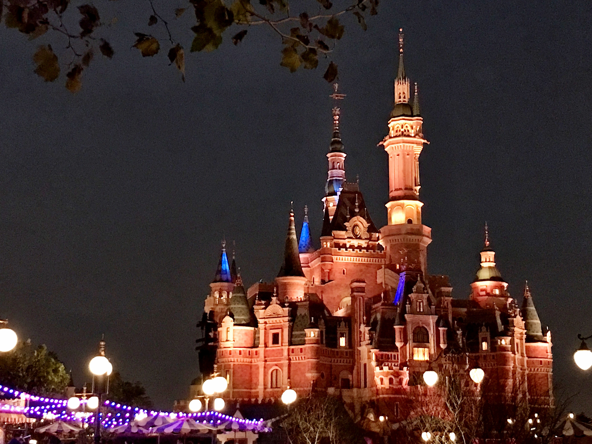 Apple iPhone9,1 sample photo. Disney castle at night 迪士尼城堡夜景 photography