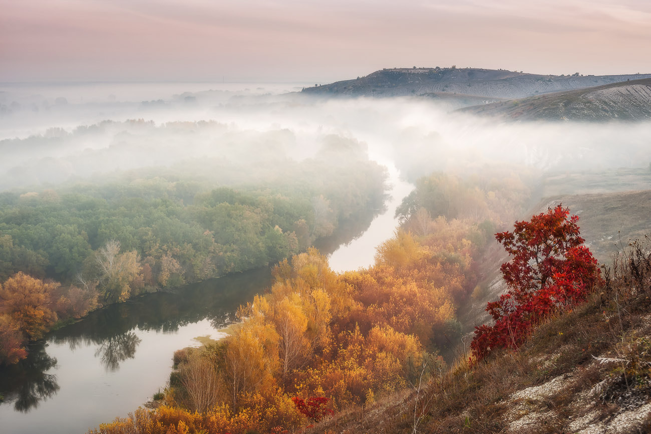 Nikon D700 + AF Zoom-Nikkor 28-105mm f/3.5-4.5D IF sample photo. Autumn fog on river photography
