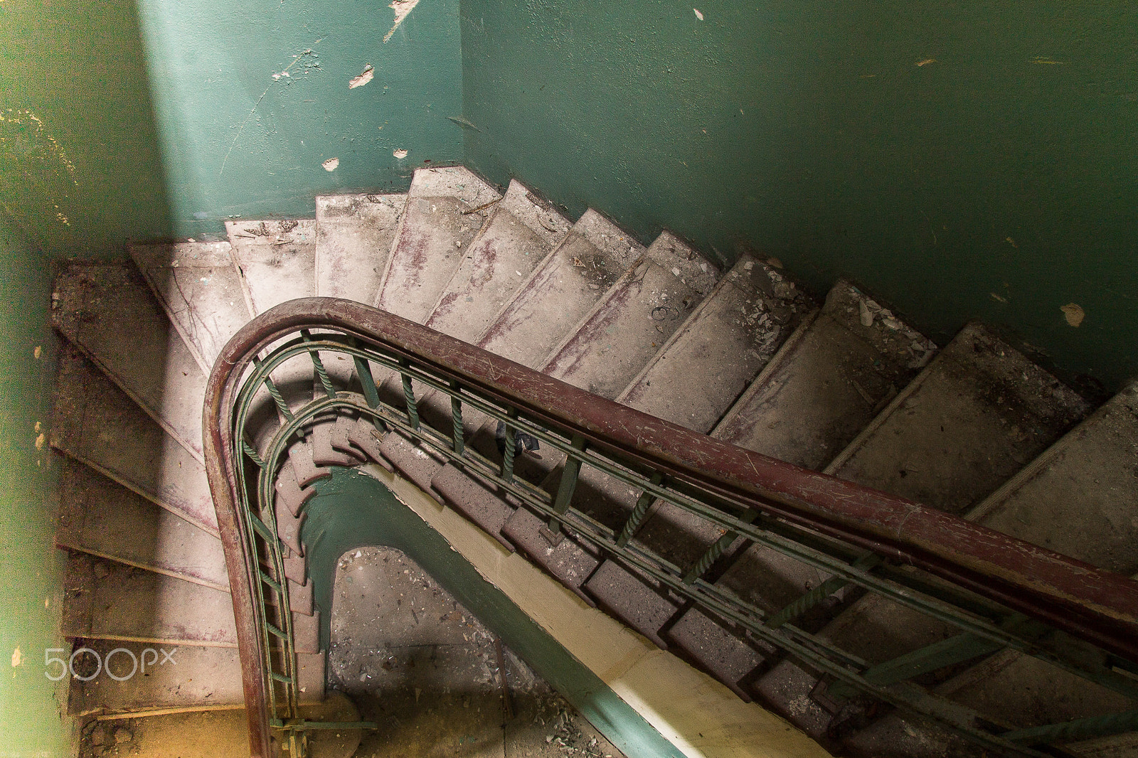 Canon EF-S 17-55mm F2.8 IS USM sample photo. Staircase psychiatry t. photography