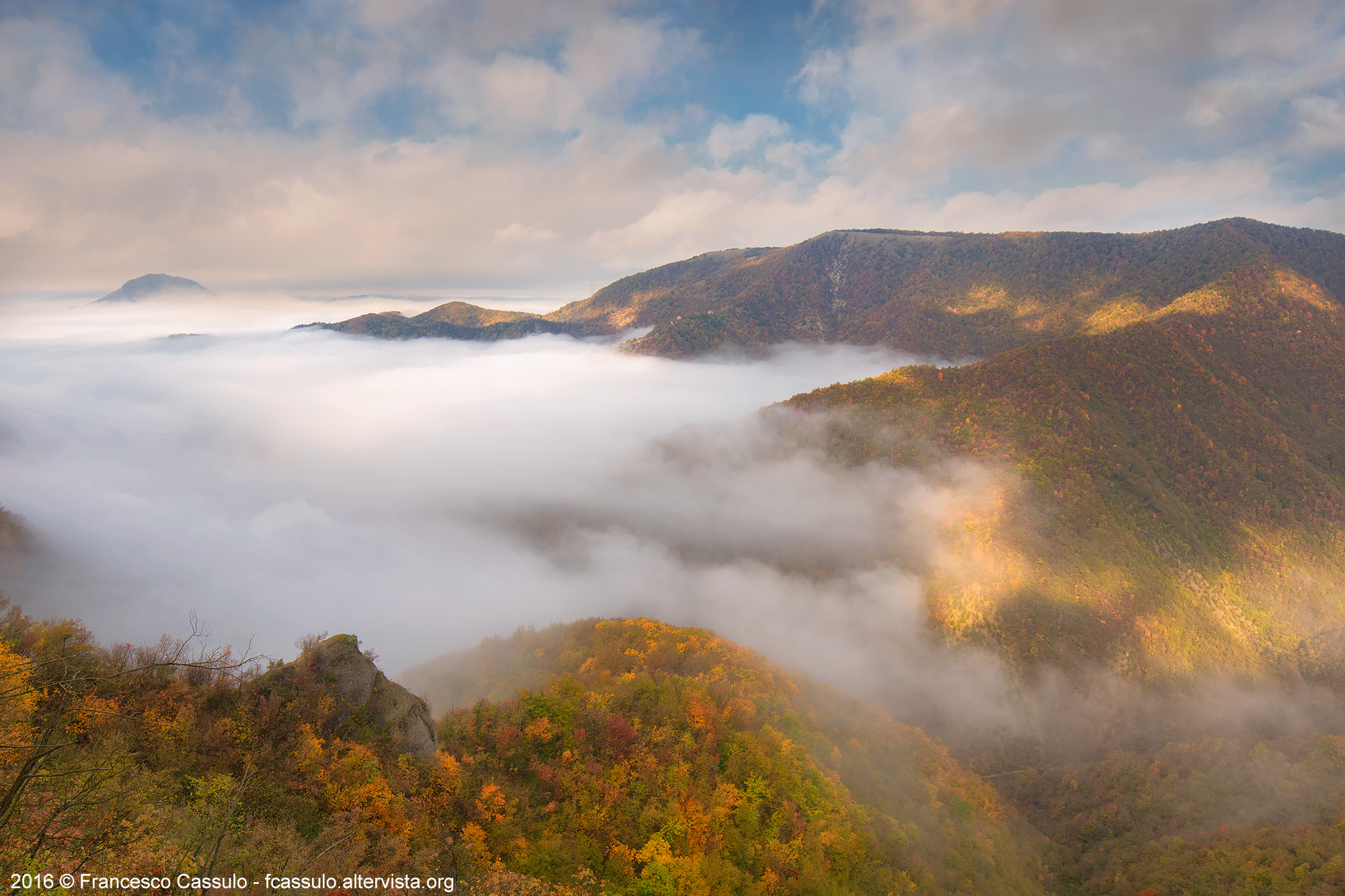 Samyang 14mm F2.8 ED AS IF UMC sample photo. Le nebbie autunnali in val vobbia photography