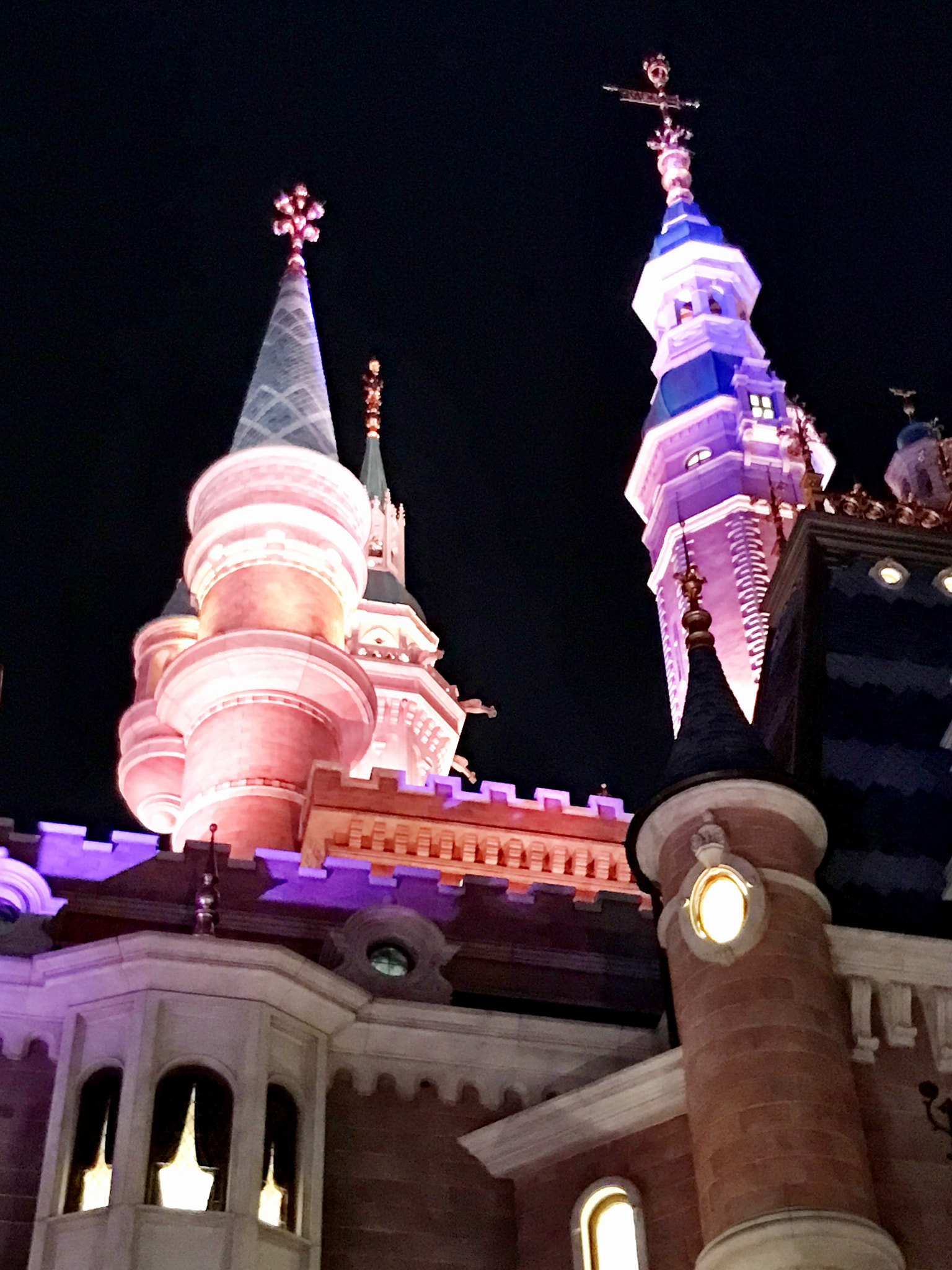 Apple iPhone9,1 sample photo. Castle at night 夜间的城堡 photography