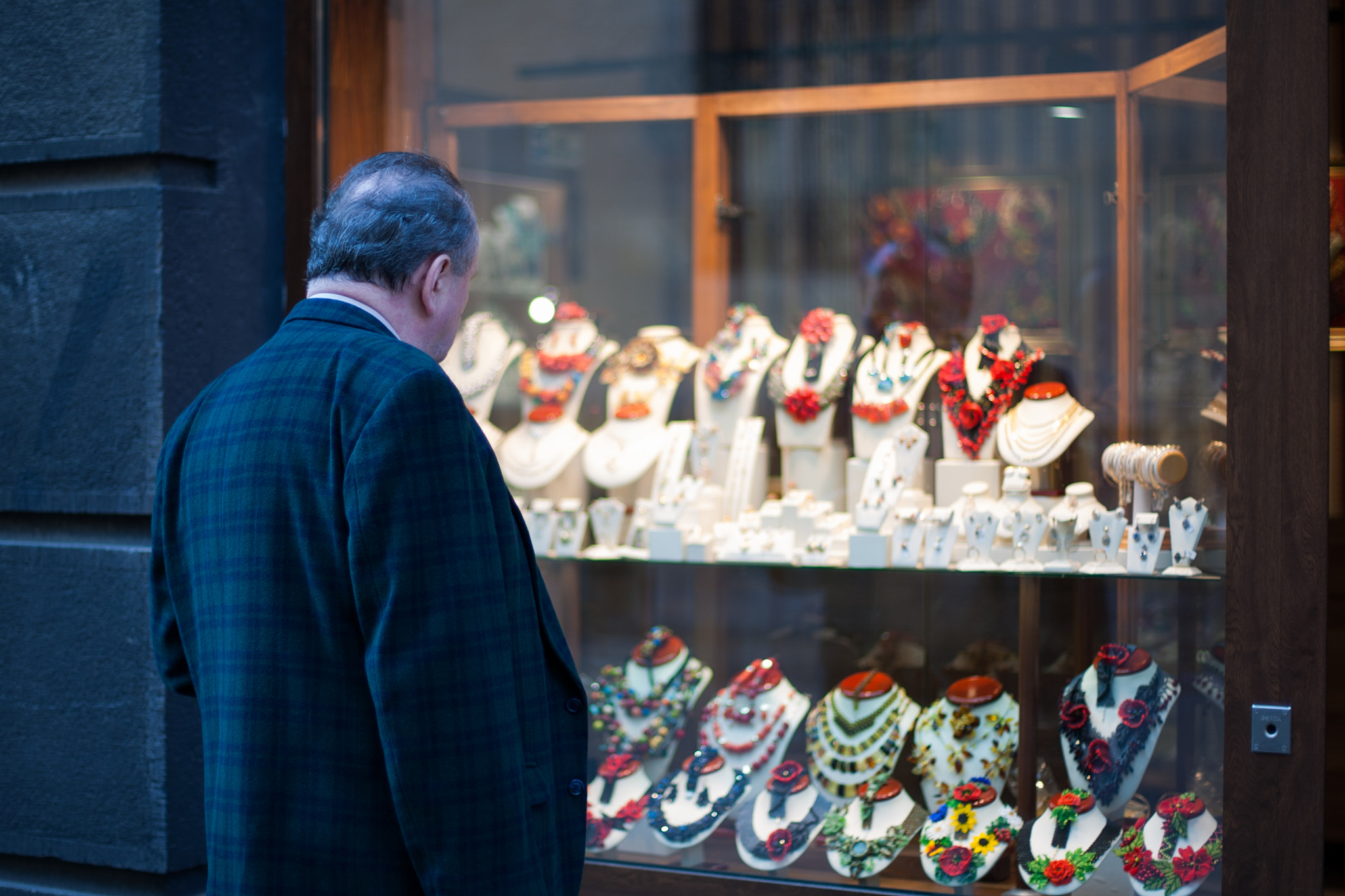 Canon EOS-1D Mark II N sample photo. Window shopping photography
