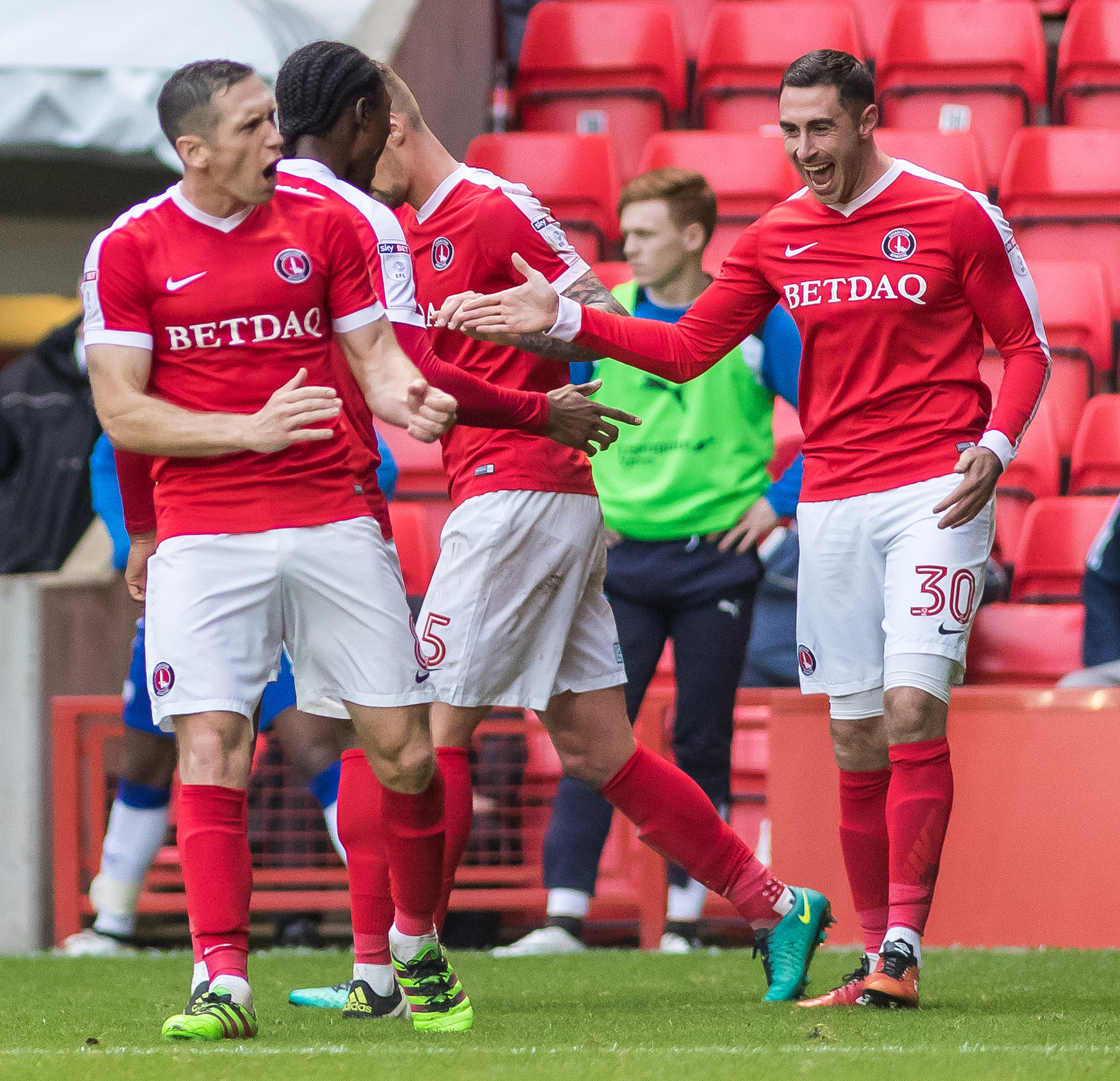 Canon EF 200mm F2.8L II USM sample photo. Charlton vs chesterfield - 29/10/16 photography