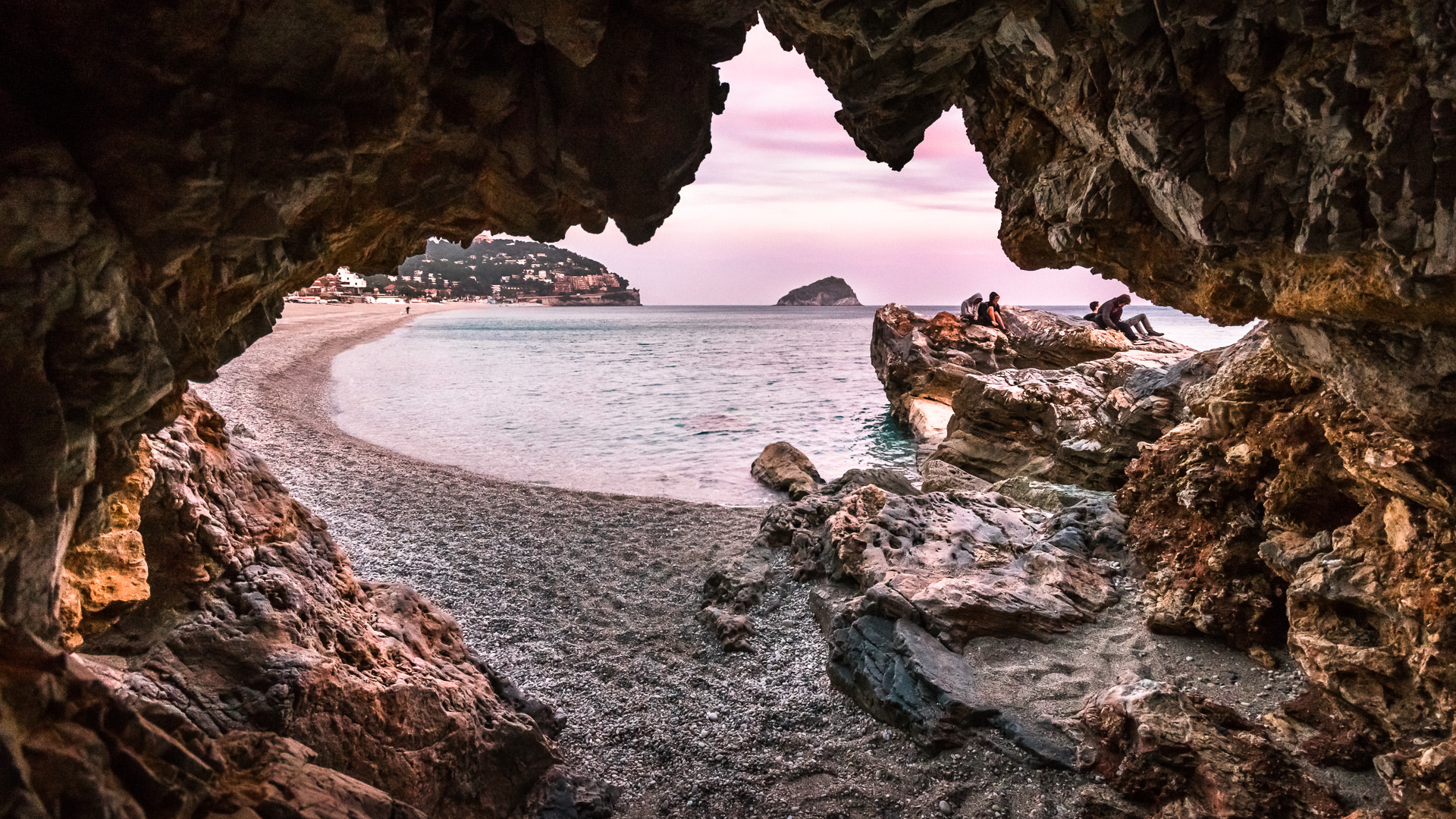 Sigma AF 10-20mm F4-5.6 EX DC sample photo. The seaside cave photography