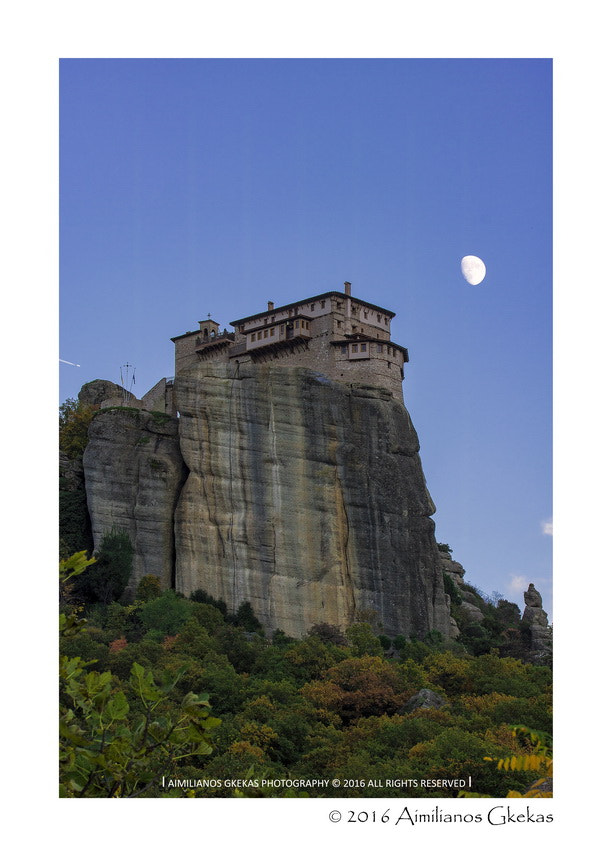 Canon EOS 760D (EOS Rebel T6s / EOS 8000D) sample photo. Meteora, waxing gibbous over rousanou monastery photography