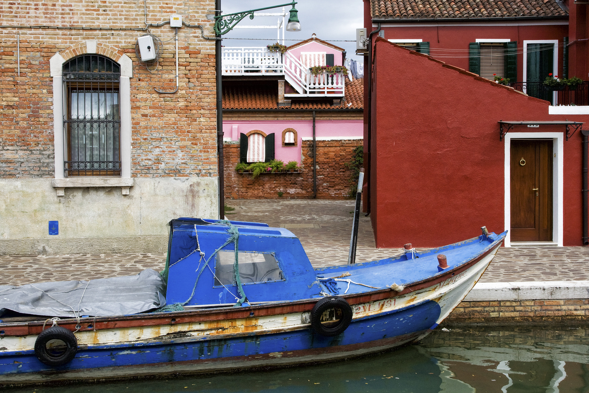 Canon EOS-1D Mark III sample photo. Pink house at the back photography