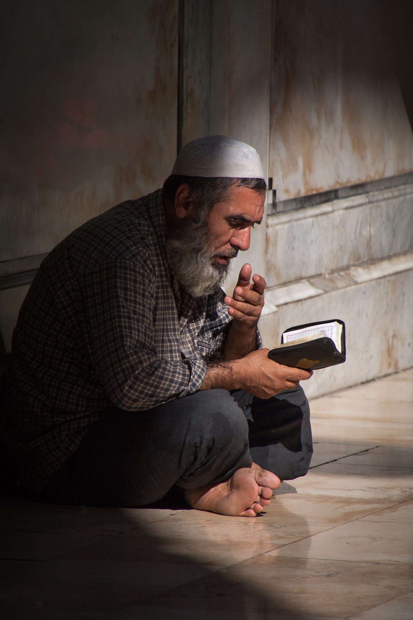 Canon EOS 450D (EOS Rebel XSi / EOS Kiss X2) + Tamron AF 18-270mm F3.5-6.3 Di II VC LD Aspherical (IF) MACRO sample photo. Muslim man reciting the qur'an. umayyad mosque, damascus, syria photography