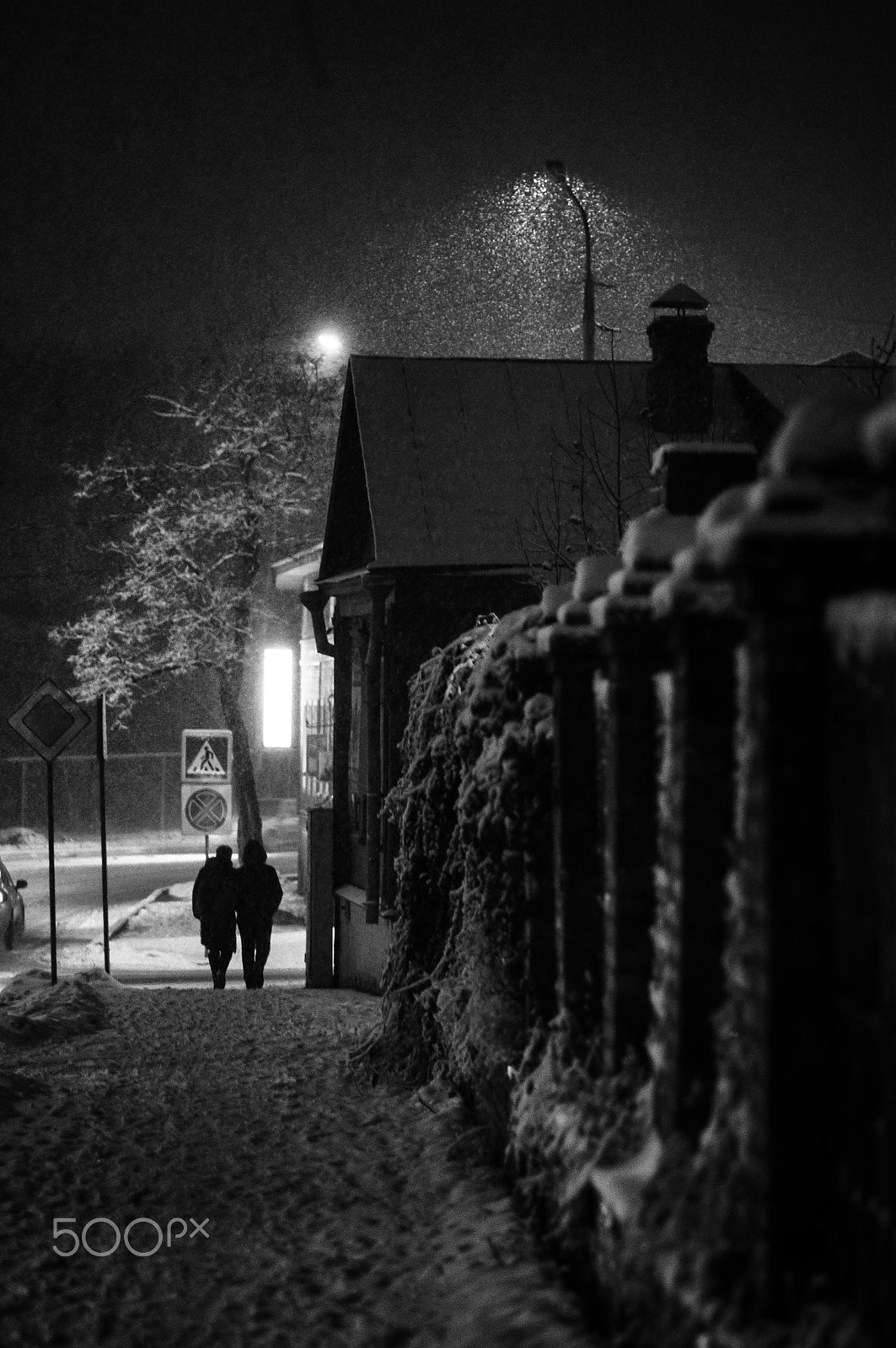 Nikon D90 + Nikon AF Nikkor 85mm F1.8D sample photo. Walk in winter snowy evening photography