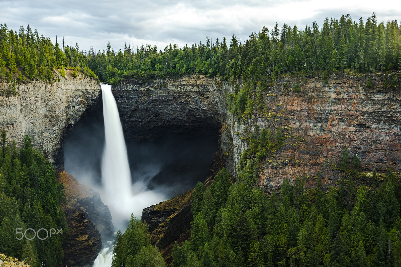 Fujifilm X-T1 + Fujifilm XF 27mm F2.8 sample photo. Helmcken falls photography