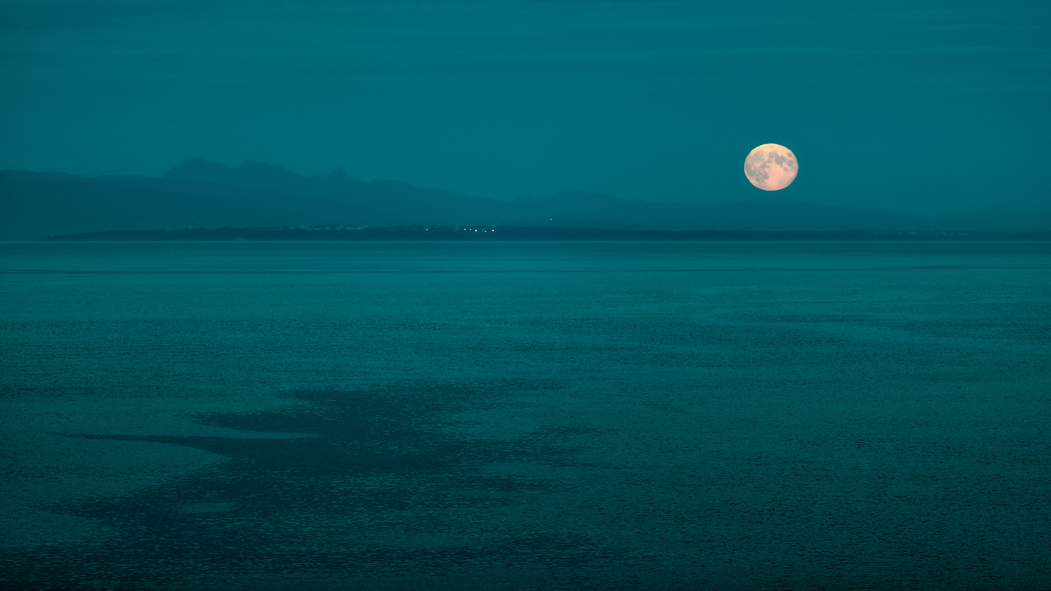 Canon EOS 5D Mark II + Canon EF 70-200mm F2.8L IS USM sample photo. Moonrise from the ferry photography