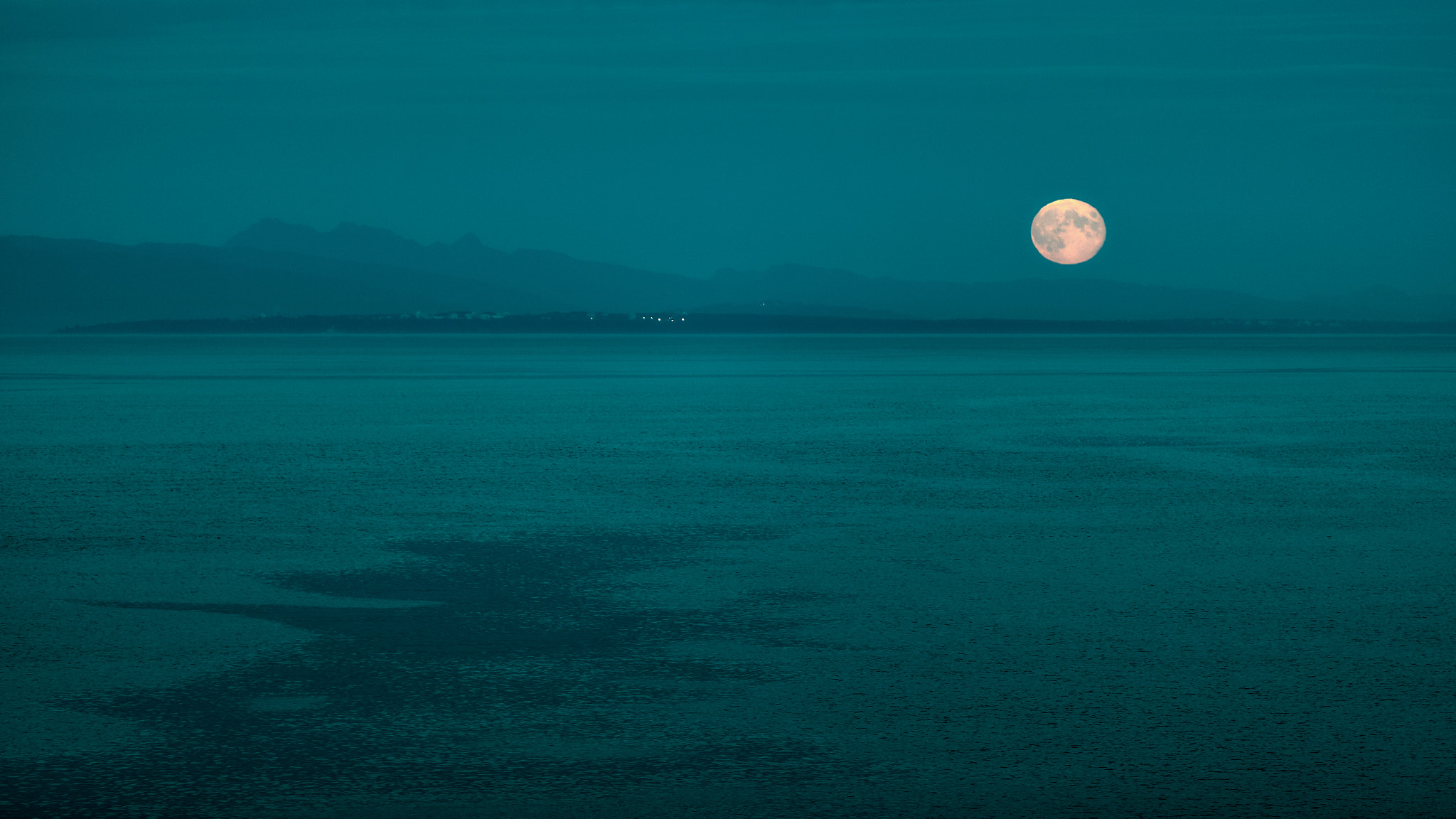 Canon EF 70-200mm F2.8L IS USM sample photo. Moonrise from the ferry photography