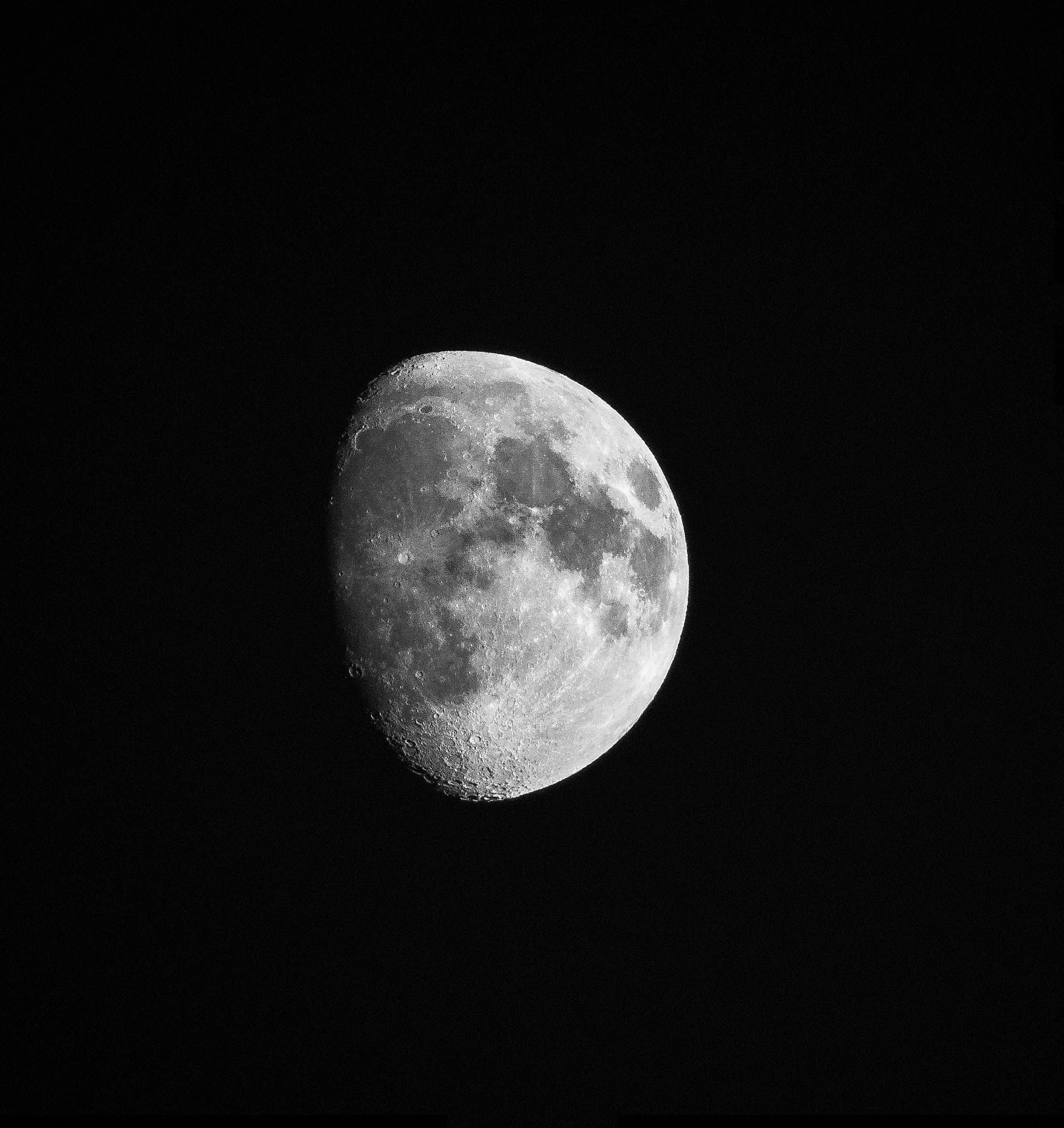 Canon EOS 5D Mark IV + Canon EF 100-400mm F4.5-5.6L IS II USM sample photo. Moon tonight photography