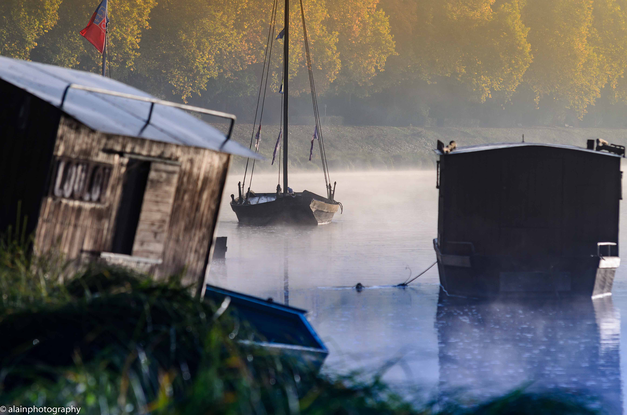 Sigma 70-200mm F2.8 EX DG Macro HSM II sample photo. Barque dans la brume photography