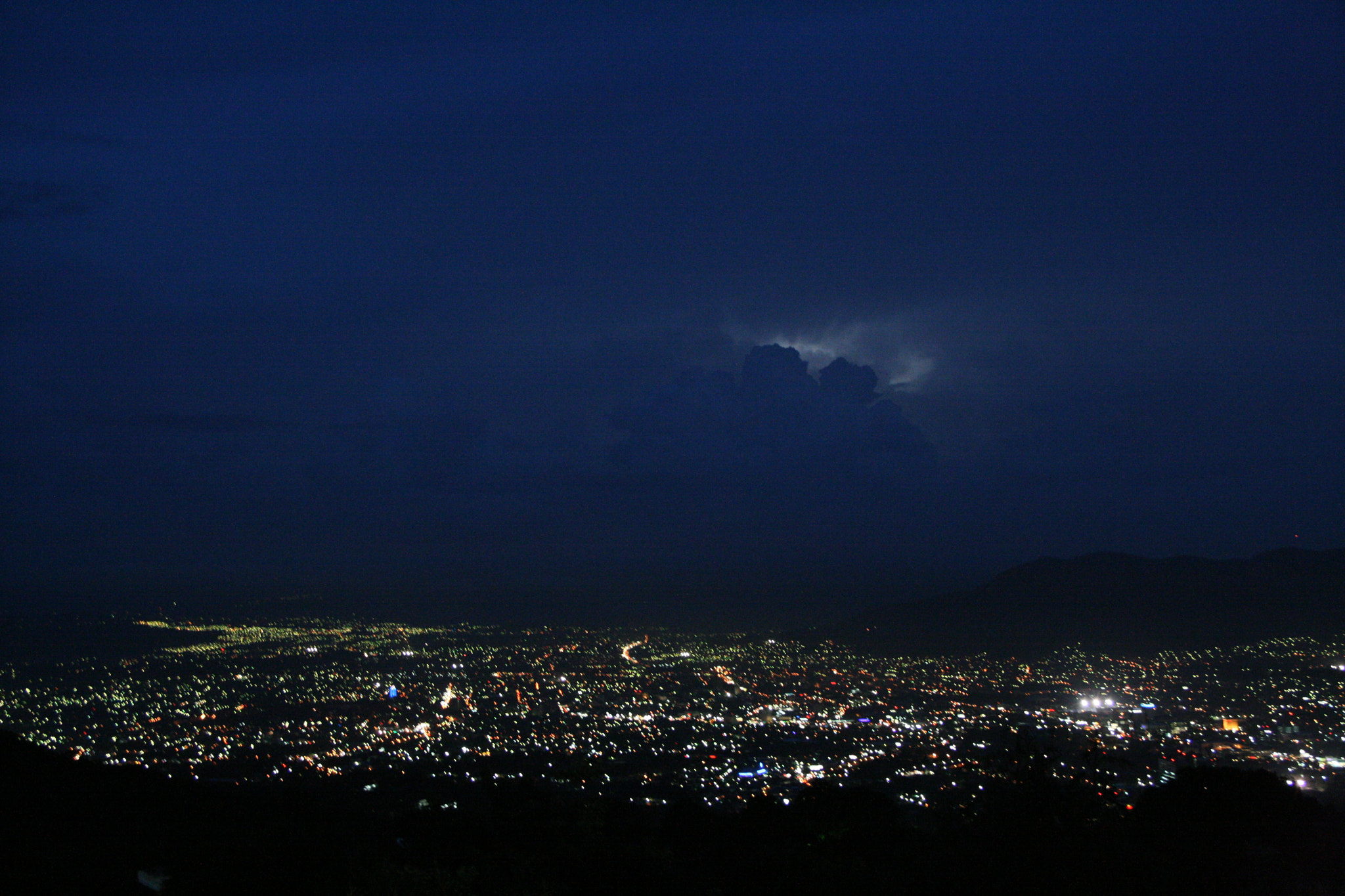 Canon EF-S 18-135mm F3.5-5.6 IS sample photo. Ciudad photography