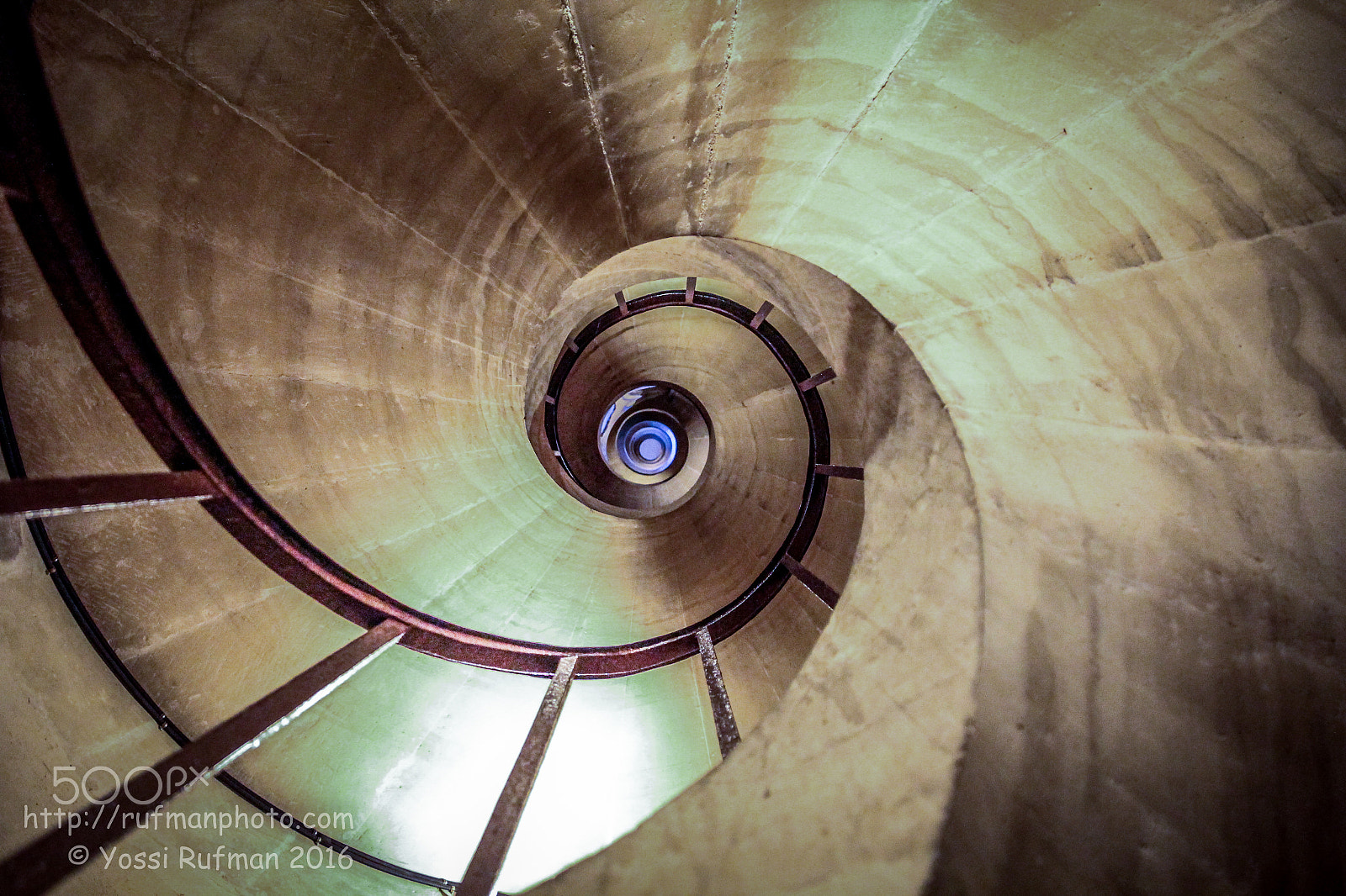 Canon EOS 600D (Rebel EOS T3i / EOS Kiss X5) sample photo. Looking up the stairs photography