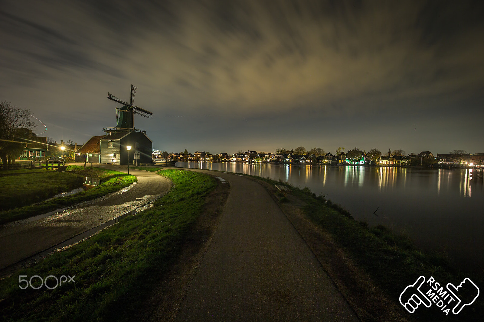 Canon EF 16-35mm F4L IS USM sample photo. Zaanse schans by night photography