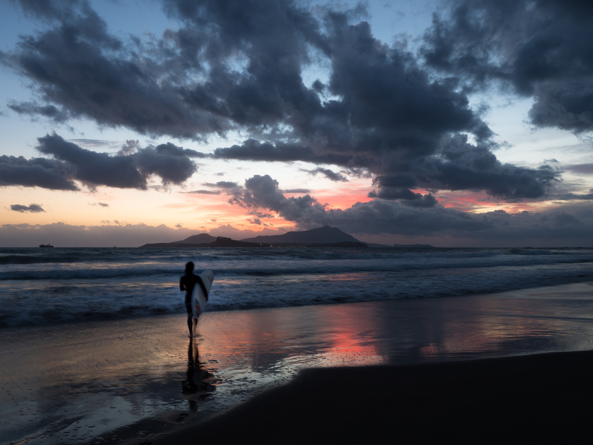 Olympus OM-D E-M5 II + OLYMPUS M.9-18mm F4.0-5.6 sample photo. Surfer at the sunset photography