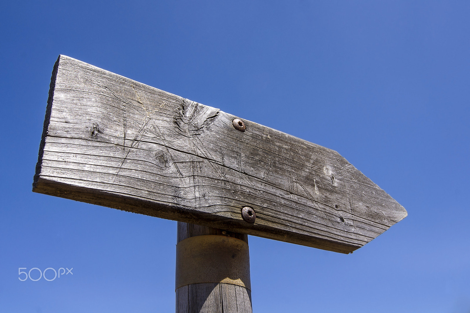 Sony Alpha DSLR-A500 + Sony DT 18-55mm F3.5-5.6 SAM sample photo. Wooden arrow sign post or road signpost photography