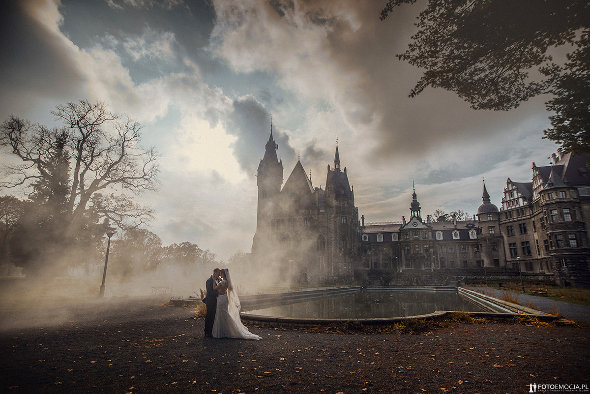 Nikon D600 + Sigma 20mm F1.8 EX DG Aspherical RF sample photo. Couple in the fog photography