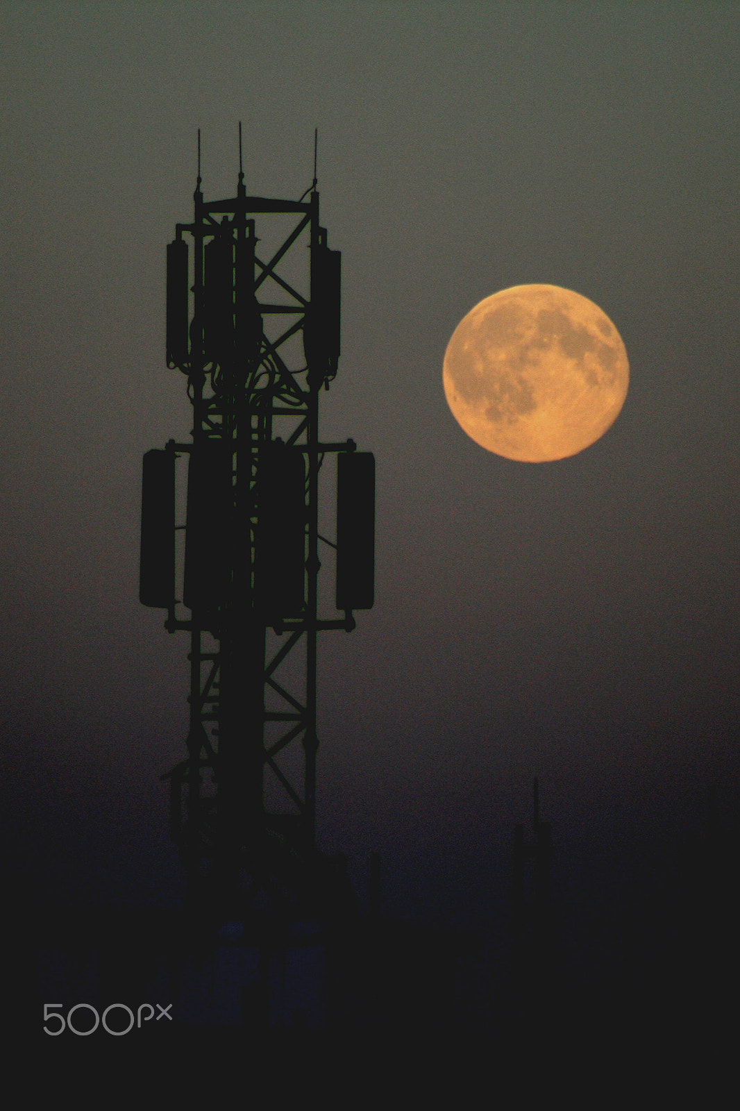 Canon EOS 400D (EOS Digital Rebel XTi / EOS Kiss Digital X) + EF75-300mm f/4-5.6 sample photo. Antenna and the moon photography