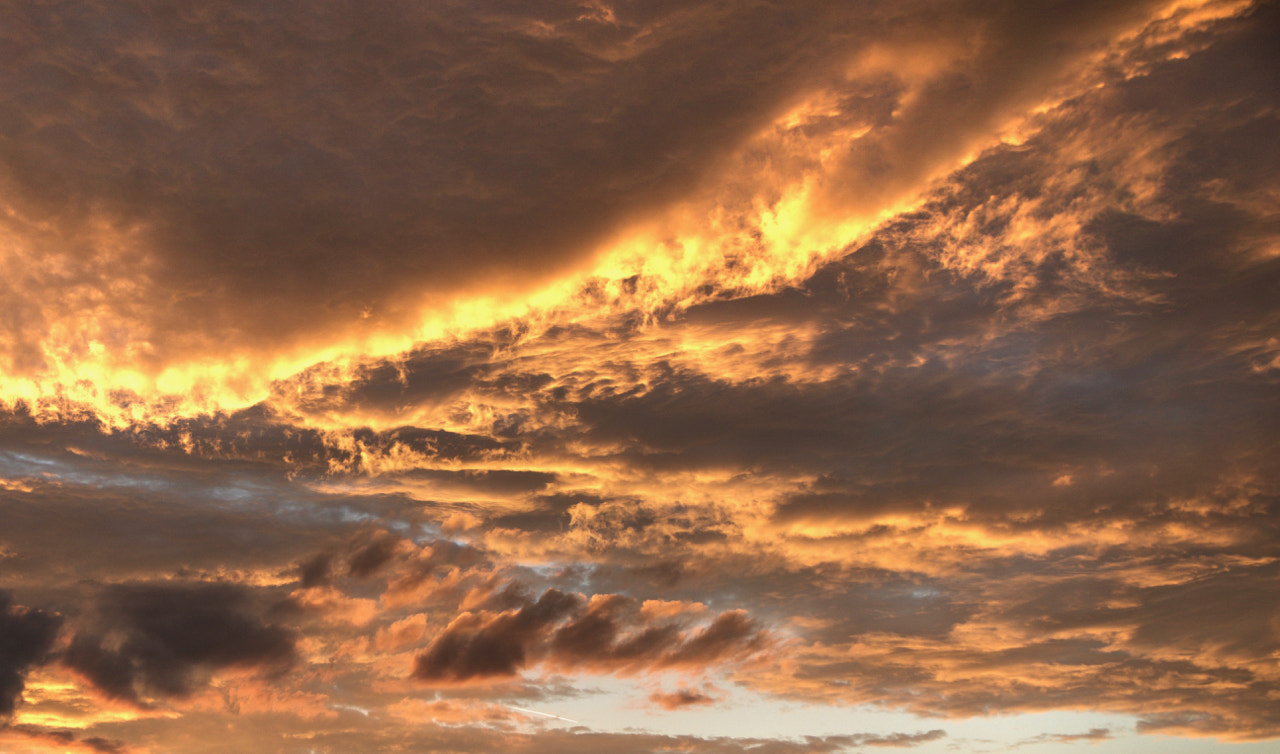 Sony a6000 + Sony Vario-Tessar T* E 16-70mm F4 ZA OSS sample photo. Clouds photography