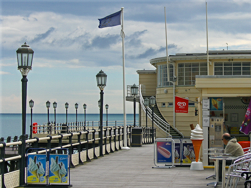 HP PHOTOSMART R927  (V01.00) sample photo. On worthing pier photography