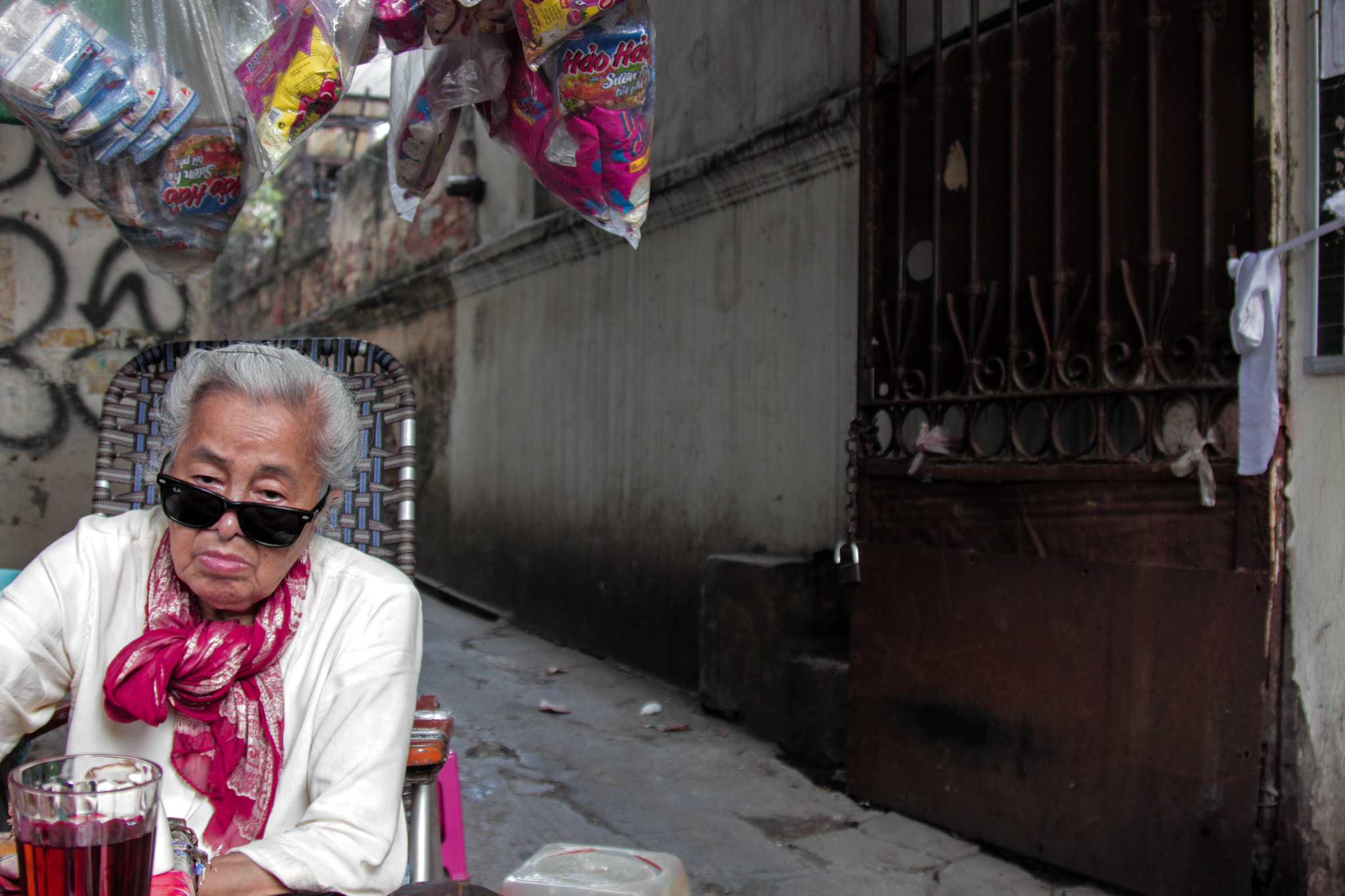 Canon EOS 700D (EOS Rebel T5i / EOS Kiss X7i) + Canon EF 24-105mm F4L IS USM sample photo. Unimpressed old lady photography