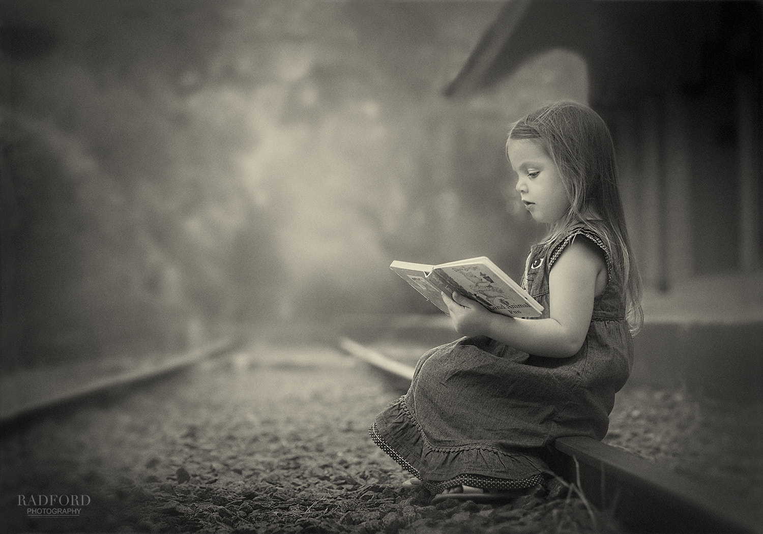 Canon EF 70-200mm F2.8L IS USM sample photo. Girl reading photography