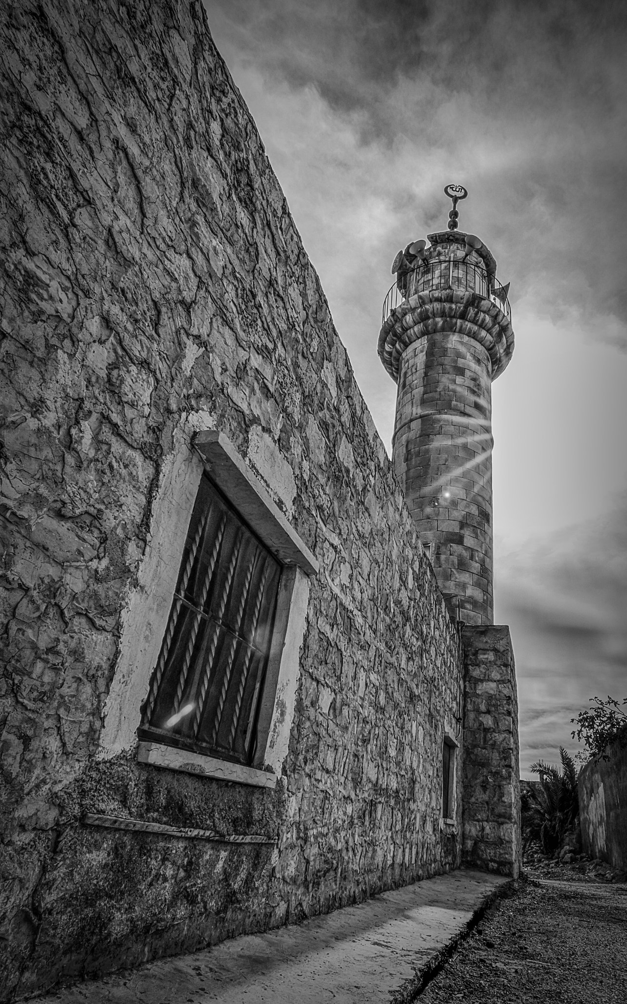 Canon EOS 750D (EOS Rebel T6i / EOS Kiss X8i) + Tokina AT-X Pro 11-16mm F2.8 DX sample photo. Minaret of omar ibn khattab mosque photography