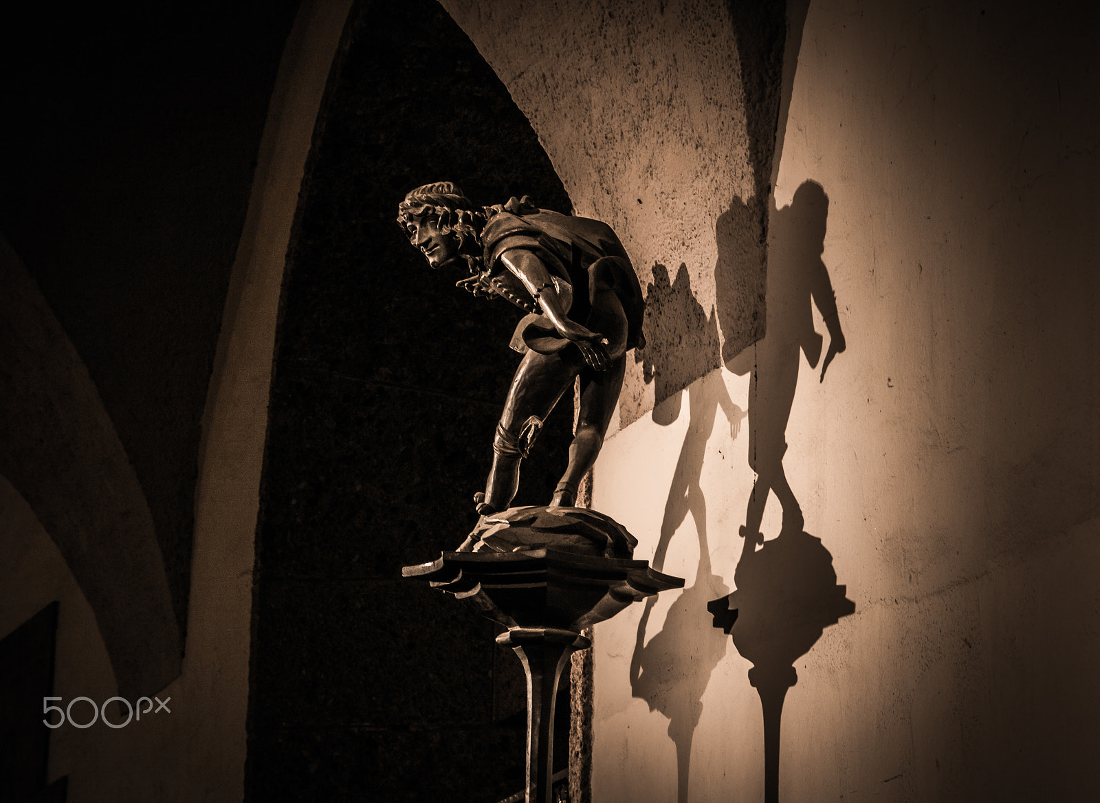 Canon EOS 750D (EOS Rebel T6i / EOS Kiss X8i) sample photo. Shadows of the statue photography