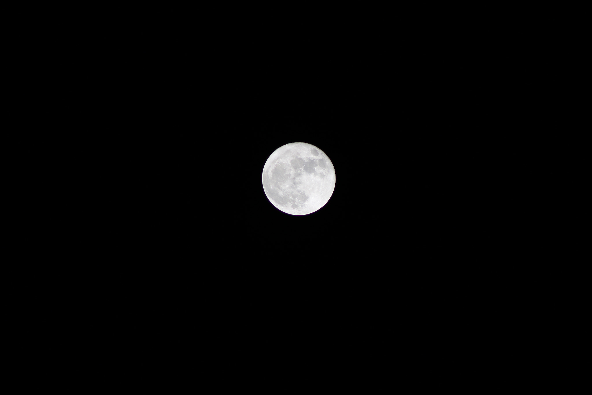 Canon EOS 100D (EOS Rebel SL1 / EOS Kiss X7) + EF75-300mm f/4-5.6 sample photo. Supermoon photography