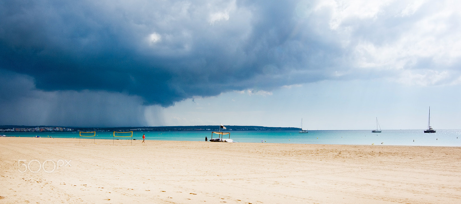 FSA-L2, EDG 65, 800mm F13 G sample photo. Autumn rain volleyball beach photography